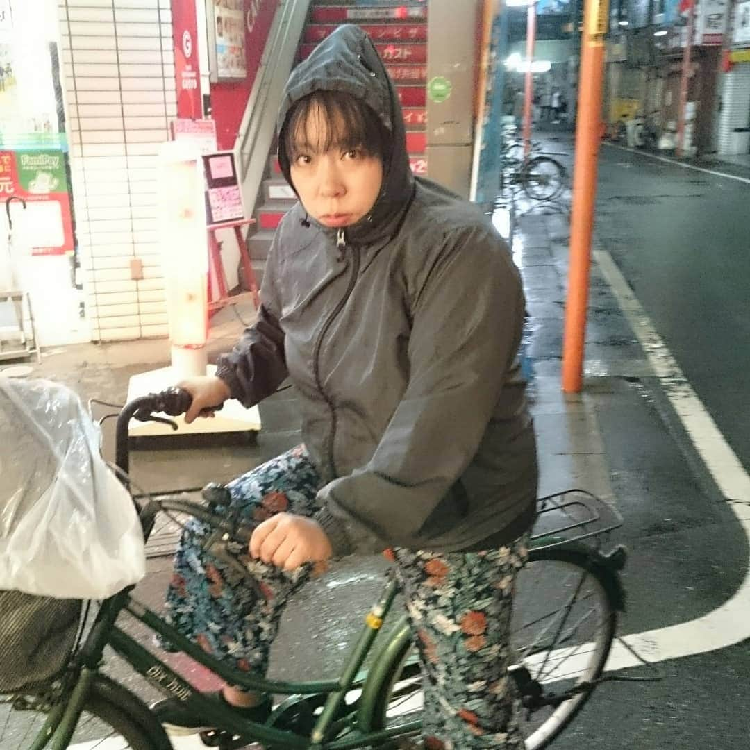 布川ひろきさんのインスタグラム写真 - (布川ひろきInstagram)「トム・ブラウン布川です。 今日のロン毛。 小仲さん ハゲロンゲの頂点ロン毛。  昨日、「ハゲロンゲケイダッシュ地下漫才ライブ」 にお越しいただいた皆様ありがとうございました！ 他の方のネタをずっと舞台上で見守っていただいたハゲロンゲの頂点小仲さん。 ハゲロンゲの頂点に見守られているハゲやロン毛を見たい方は次回ぜひいらして下さい！  あとG.G.Ujiharaの真夏のマンホールと休憩つなぎ最高だったことだけは噛み締めて下さい！  そして、日付変わって本日  21:00～ AbemaTV「日村がゆく」 25:09～ 中京テレビ「前略、西東さん」 に出させていただきます！ すすきのに風を浴びに行く予定がある方は必ずご覧下さい！  #ブリバリでGO! #ヤングな横須賀大冒険 #トムブラウン #ハゲロンゲだらけの #打ち上げ #最後の写真は #火サスで #雨の中 #殺めた人を #山に埋めてきた #女」10月9日 1時48分 - nunokawa_tombrown