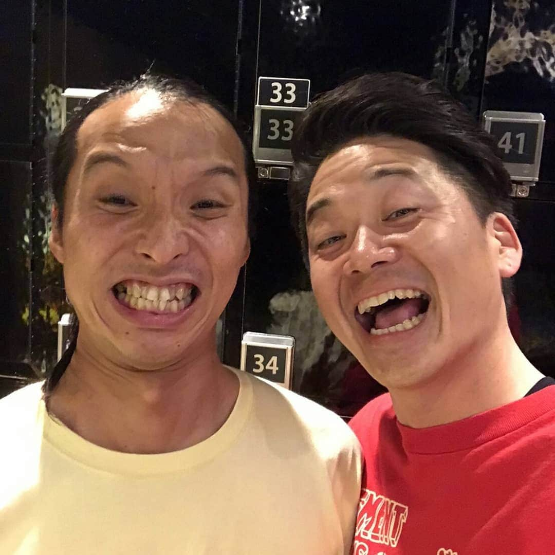 布川ひろきさんのインスタグラム写真 - (布川ひろきInstagram)「トム・ブラウン布川です。 今日のロン毛。 小仲さん ハゲロンゲの頂点ロン毛。  昨日、「ハゲロンゲケイダッシュ地下漫才ライブ」 にお越しいただいた皆様ありがとうございました！ 他の方のネタをずっと舞台上で見守っていただいたハゲロンゲの頂点小仲さん。 ハゲロンゲの頂点に見守られているハゲやロン毛を見たい方は次回ぜひいらして下さい！  あとG.G.Ujiharaの真夏のマンホールと休憩つなぎ最高だったことだけは噛み締めて下さい！  そして、日付変わって本日  21:00～ AbemaTV「日村がゆく」 25:09～ 中京テレビ「前略、西東さん」 に出させていただきます！ すすきのに風を浴びに行く予定がある方は必ずご覧下さい！  #ブリバリでGO! #ヤングな横須賀大冒険 #トムブラウン #ハゲロンゲだらけの #打ち上げ #最後の写真は #火サスで #雨の中 #殺めた人を #山に埋めてきた #女」10月9日 1時48分 - nunokawa_tombrown