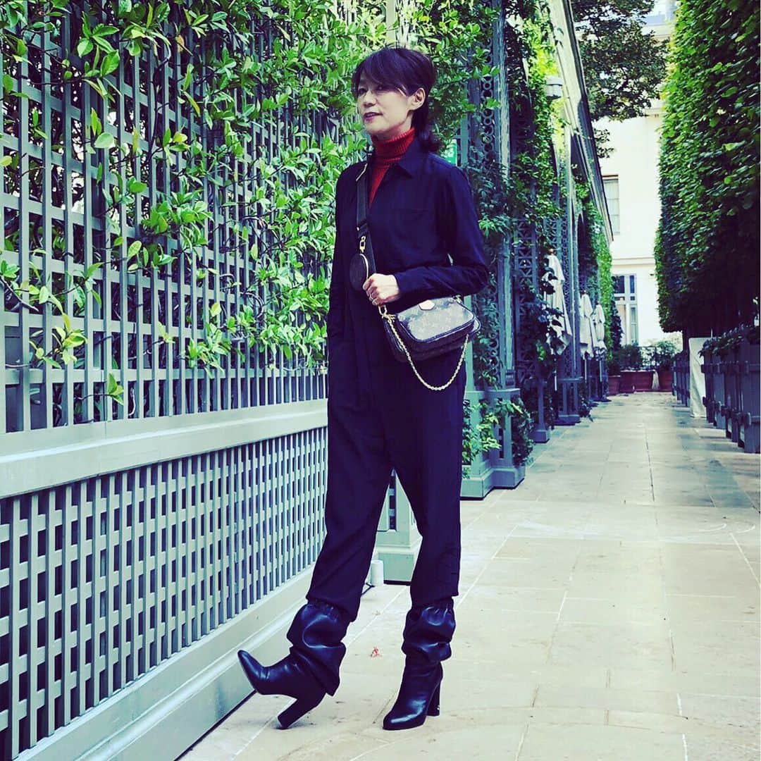 田中杏子さんのインスタグラム写真 - (田中杏子Instagram)「東京にて。パリ最終日の1ショットをポストするよんー。  リニューアルした Le Ritz Parisの中庭で 撮影したワンショット。  #akotanaka #ミュルティポシェット #Multypochette」10月9日 1時48分 - akoakotanaka