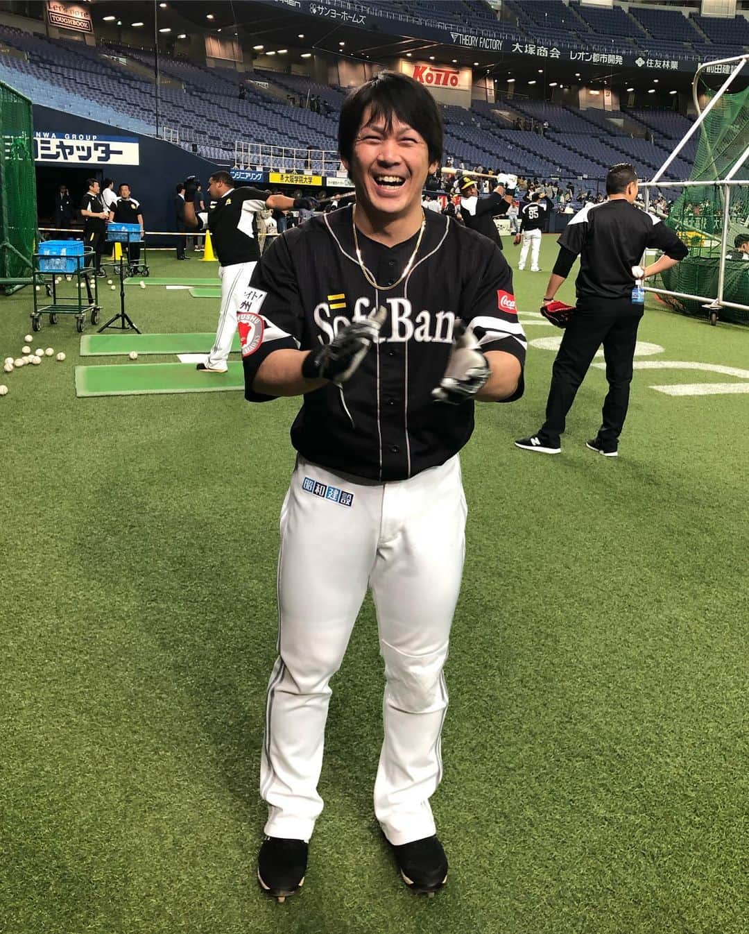 大西宏明のインスタグラム：「この前 京セラで撮ってた写真😁  ウッチー⚾️ナイスホームラン⚾️ ええ写真やん🤪😂 #ソフトバンクホークス #甲斐拓也  #３枚目 #写真  #注目 😂😂😂 #クライマックスシリーズ #ファーストステージ #ナイスホームラン #さすが #内川聖一 (^^) #ええ写真やん #日本一目指して #もうひと踏ん張り #プロ野球 #京セラドーム #頑張れ #smile #ほなっ！！」