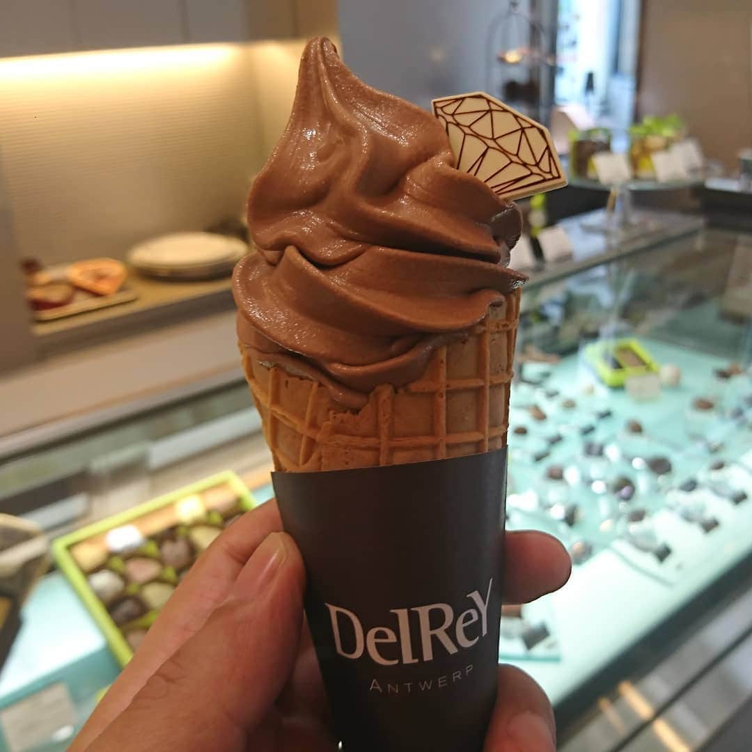 松本康太さんのインスタグラム写真 - (松本康太Instagram)「『DelReYチョコレートソフトクリーム』 ベルギーのチョコレート屋さん(*^^*) ここのチョコレートはめちゃくちゃ美味しいのです♪チョコレートソフトクリームも濃厚で美味しかったのです！  #デルレイ #デルレイ銀座 #ベルギー産 #チョコレートソフトクリーム #チョコレート #delrey #銀座 #スイーツ #アイス #ソフトクリーム #アイスクリーム #チョコ #レギュラー松本 #あるある探検隊」10月9日 1時51分 - aruarutankentai.matsumoto
