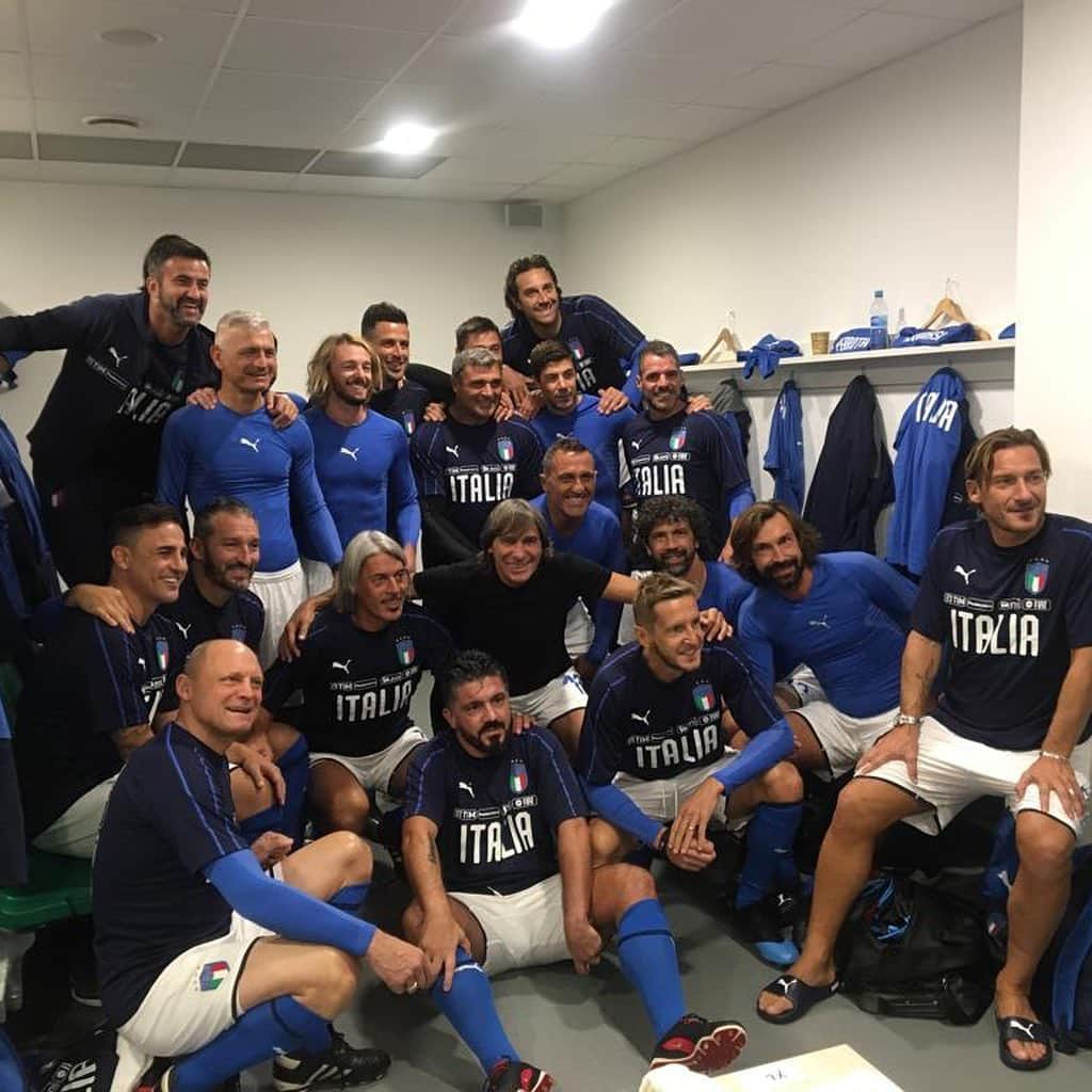 ファビオ・カンナヴァーロさんのインスタグラム写真 - (ファビオ・カンナヴァーロInstagram)「E' stata una bellissima esperienza, complimenti alla FIGC per questa iniziativa che spero si possa ripetere in futuro. Sempre bello ritrovare vecchi amici con cui ho condiviso qualcosa di speciale #nazionale #azzurri #legends #italia #germania #figc」10月9日 1時52分 - fabiocannavaroofficial