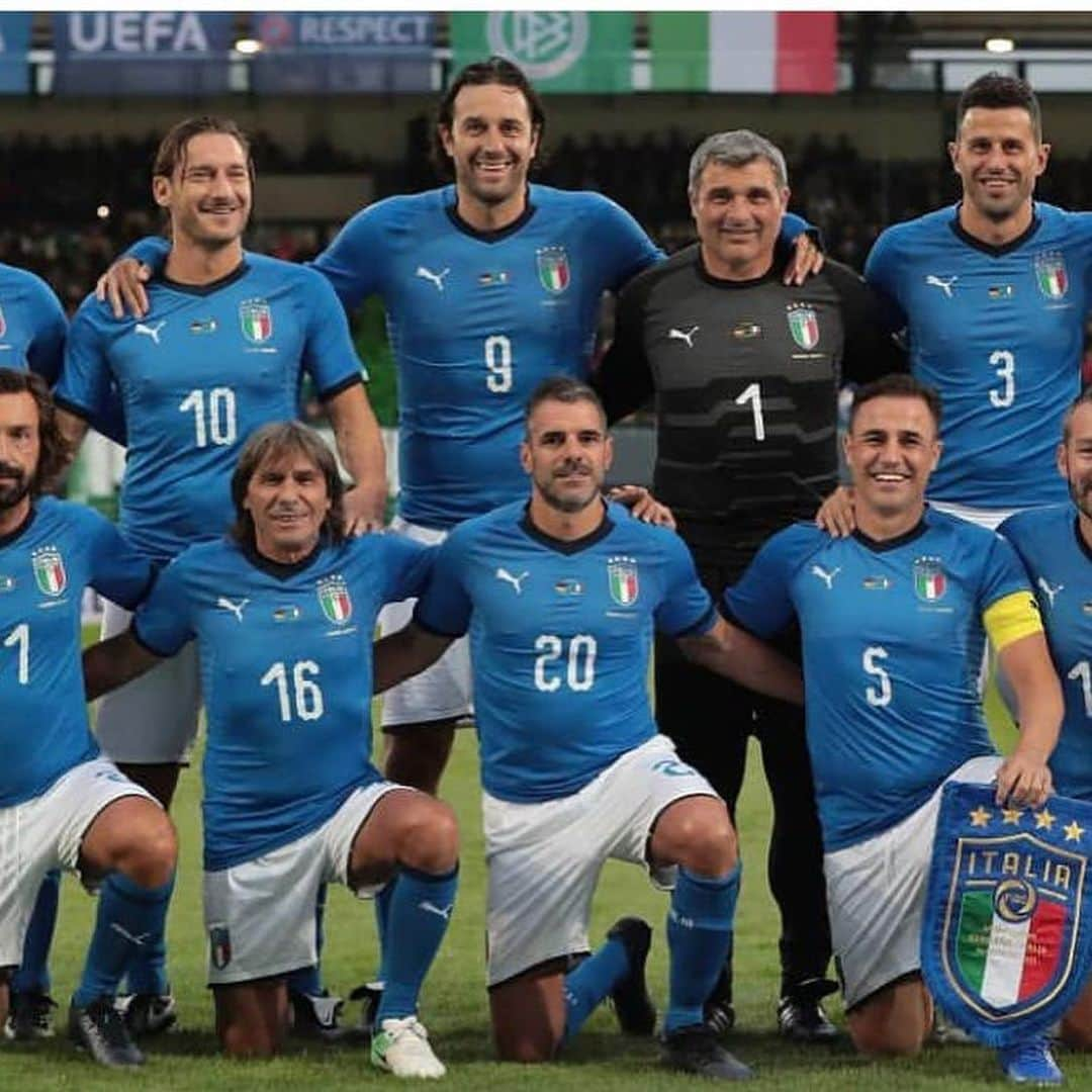 ファビオ・カンナヴァーロさんのインスタグラム写真 - (ファビオ・カンナヴァーロInstagram)「E' stata una bellissima esperienza, complimenti alla FIGC per questa iniziativa che spero si possa ripetere in futuro. Sempre bello ritrovare vecchi amici con cui ho condiviso qualcosa di speciale #nazionale #azzurri #legends #italia #germania #figc」10月9日 1時52分 - fabiocannavaroofficial