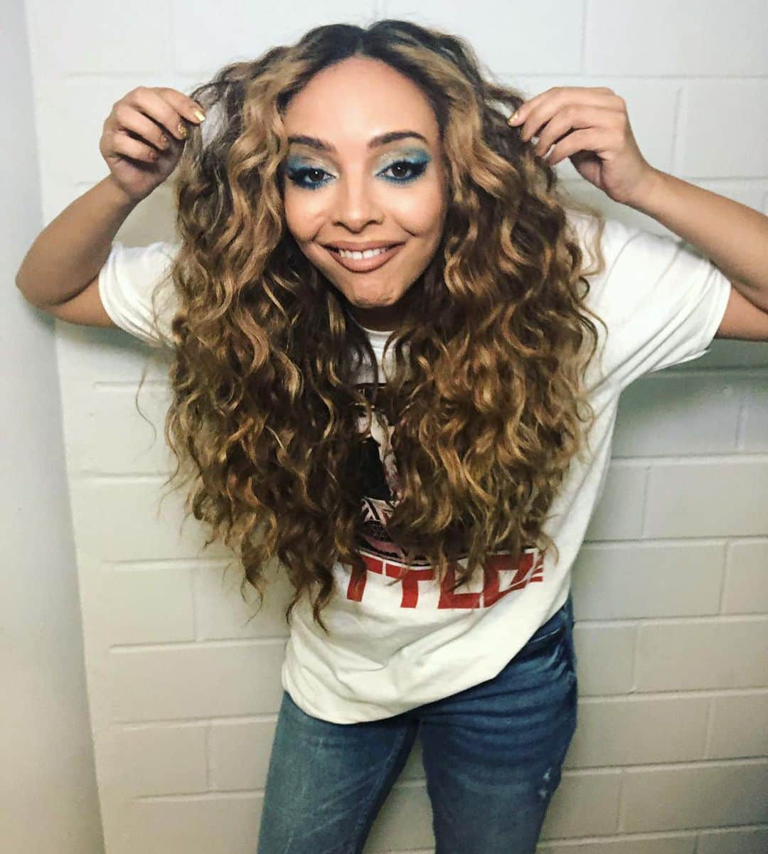 リトル・ミックスさんのインスタグラム写真 - (リトル・ミックスInstagram)「texting a date vs texting yer mate 👀 loving our #LM5TheTour merch ♥️🥰」10月9日 2時02分 - littlemix