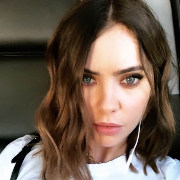 アシュレイ・ベンソンのインスタグラム：「Little glam car selfie 🦄」