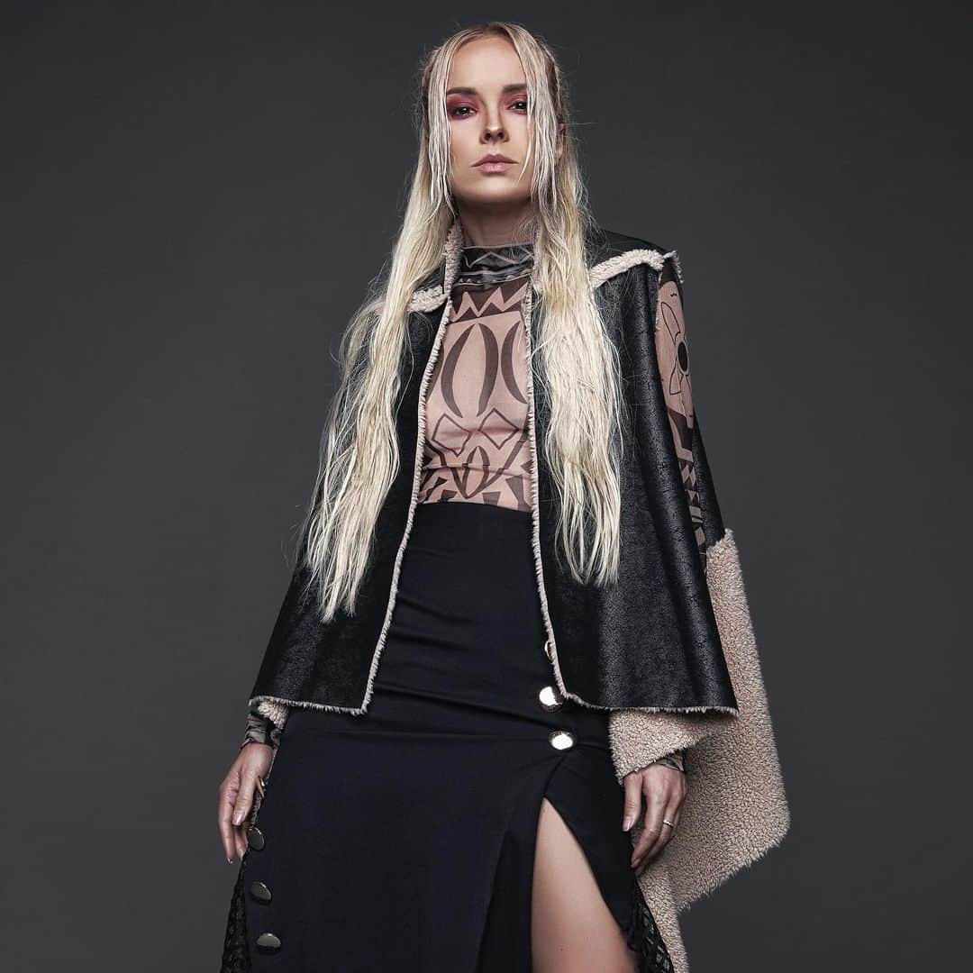 Nika Kljunのインスタグラム：「Wet look 🕸 . When some of the best artists in Slovenia come together - that’s the result. 👊🏼 Back in Slovenia in December. Should we get together again? . 📷 @tiborgolob 💇🏼‍♀️ @kikihair_slo 💄 @mojcaskof 👗 @icona_celje . #dreamteam #wetlook #highfashionwomen #photoshootings #nikakljun #maribor #sloveniangirl」