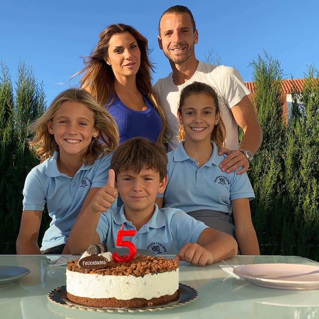 ロベルト・ソルダードのインスタグラム：「Hoy hemos celebrado el cumpleaños del pequeño de la casa. Sigue regalando al mundo tu sonrisa, todo felicidad!! Te queremos Noah」