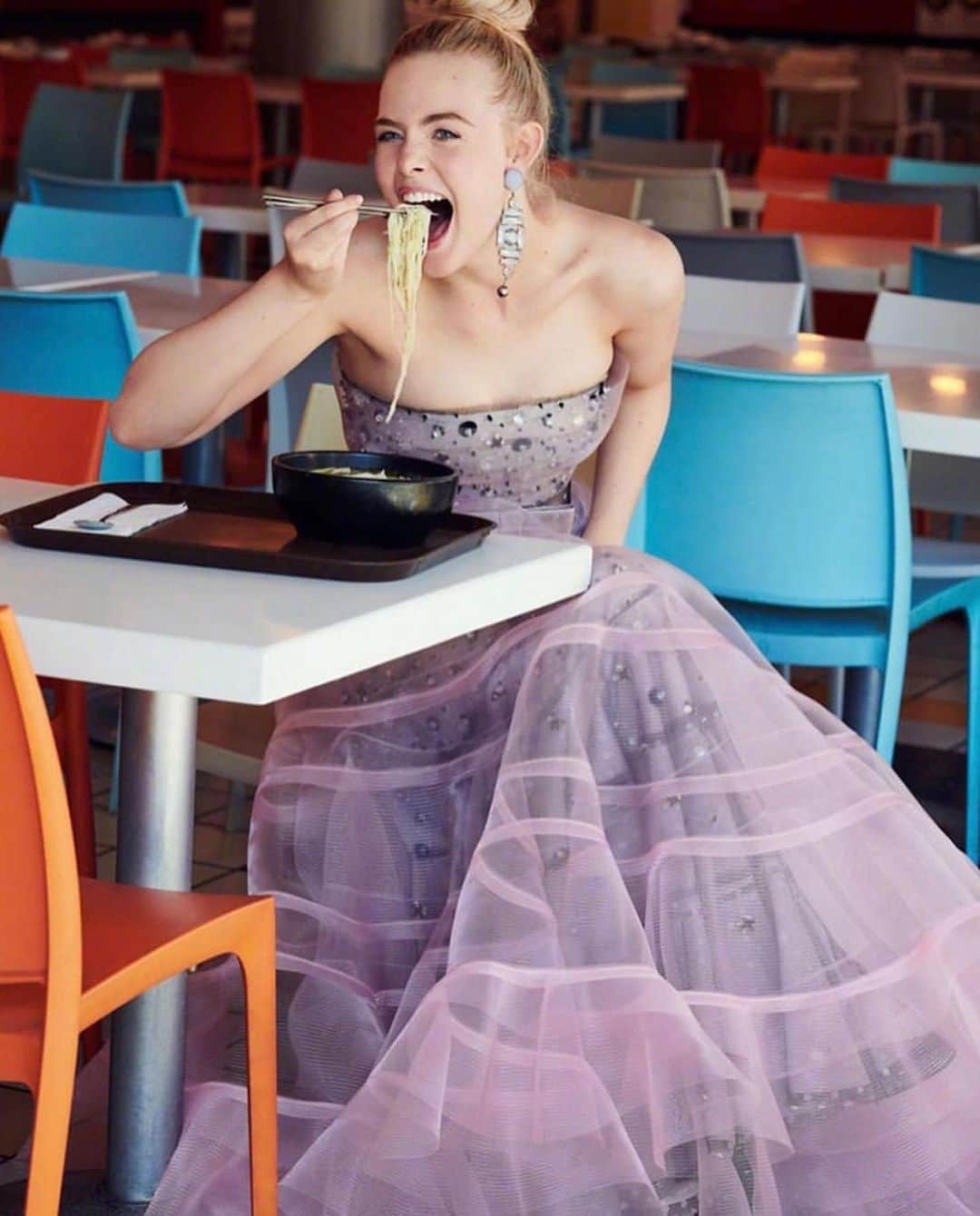エル・ファニングさんのインスタグラム写真 - (エル・ファニングInstagram)「The only way to eat ramen is in couture. 🍜」10月9日 2時21分 - ellefanning