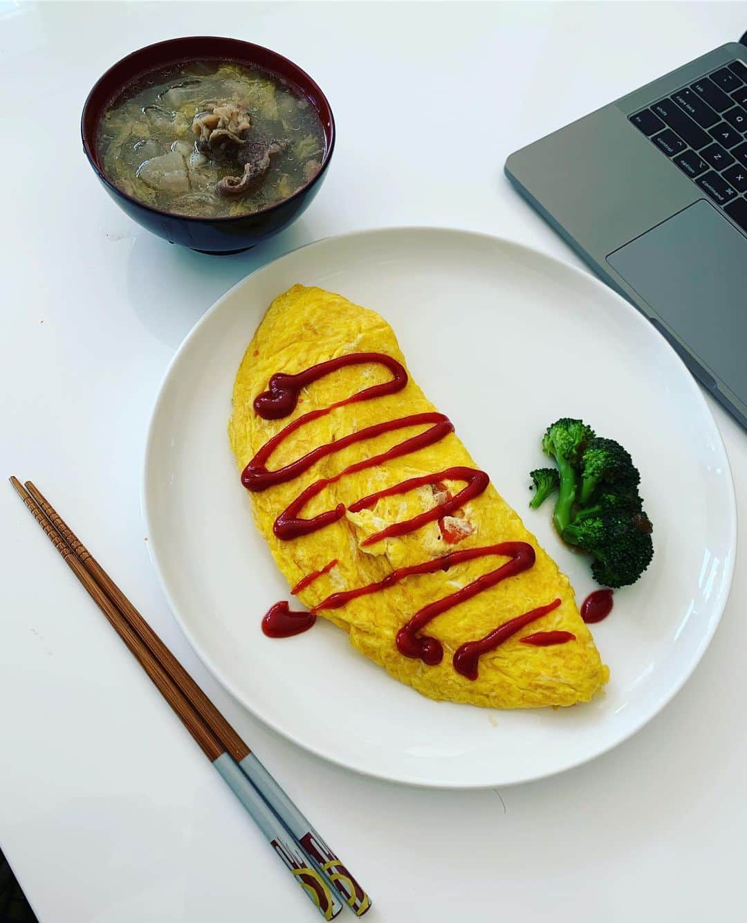 のインスタグラム：「ブランチ。 卵5個、鶏胸肉、トマトが入ったオムレツにママの塩ちゃんこ。 炭水化物も食べたいけどこれ食べて余裕があれば食べます。」
