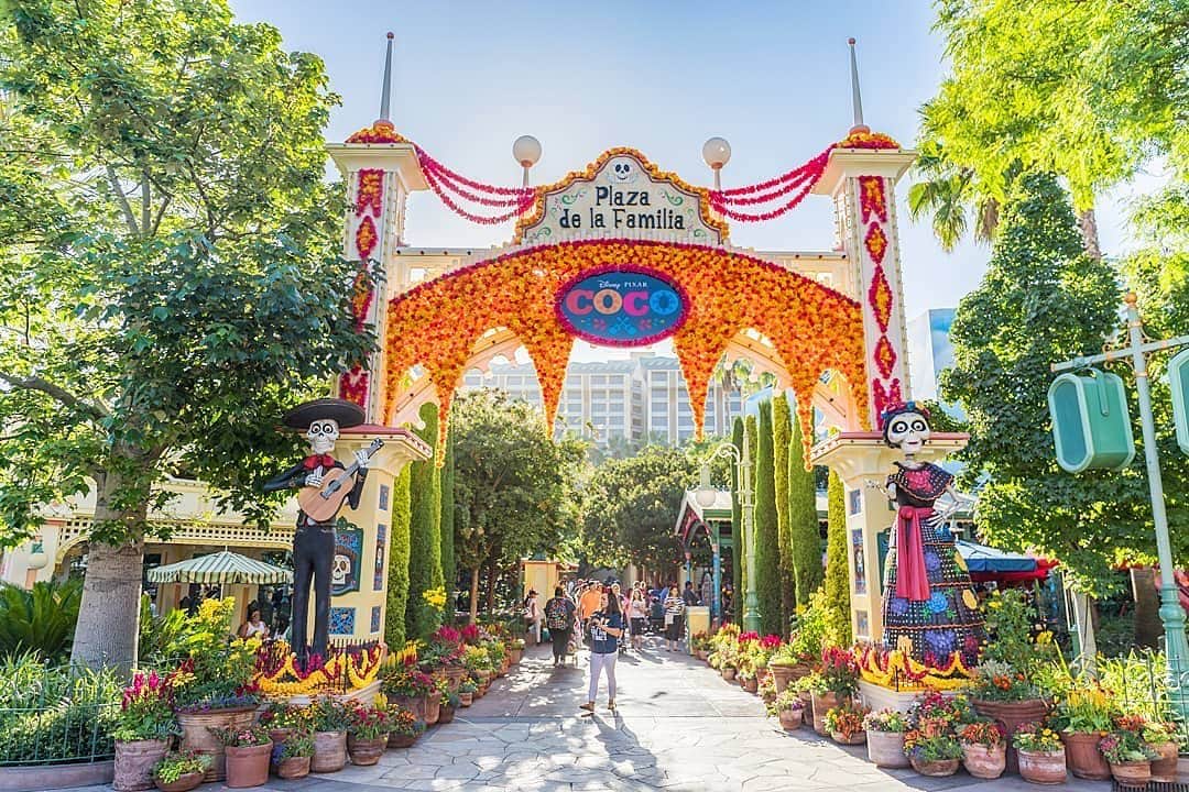 ディズニーランドさんのインスタグラム写真 - (ディズニーランドInstagram)「Plaza De La Familia at Disney #CaliforniaAdventure park has got us feeling “Un Poco Loco” 🤪🌼 #HalloweenTime (📷: @kimcheeforlife)」10月9日 2時35分 - disneyland