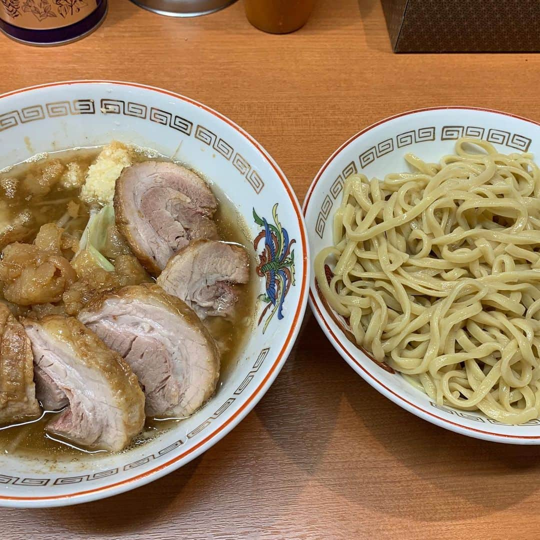 赤羽さんのインスタグラム写真 - (赤羽Instagram)「#ラーメン豚山 #小豚つけ麺 #ニンニク野菜少なめアブラマシマシ  豚山のつけ麺めちゃくちゃうまかったです😋  大塚ドリームシアターの近くなので、稽古終わりに吸い込まれます  明日も行きたい、、 #ラーメン #つけめん #豚山 #ラーメン豚山大塚店  #ラーメン大好き  #ラーメン好き  #ラーメンパトロール  #ラーメンインスタグラマー  #ラーメンデータベース  #ラーメンdb」10月9日 2時44分 - akabass