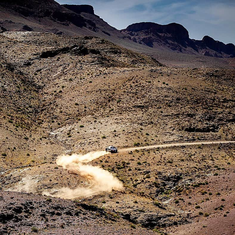 フェルナンド・アロンソさんのインスタグラム写真 - (フェルナンド・アロンソInstagram)「Day 4 of @rallyedumaroc . Another Top 10 today for us and keep discovering new challenges everyday. Fun day and happy with the progress. @marc_coma was superb on tricky navigation ! Thanks  __________________________________________ Día 4 del @rallyedumaroc . Otro top 10 para nosotros y seguimos acumulando experiencia y descubriendo desafíos. Día en general divertido y contento con el progreso. @marc_coma estuvo sublime en momentos de navegación complicada! Gracias! ✊️ #toyotagazooracing #toyota #morocco」10月9日 2時47分 - fernandoalo_oficial