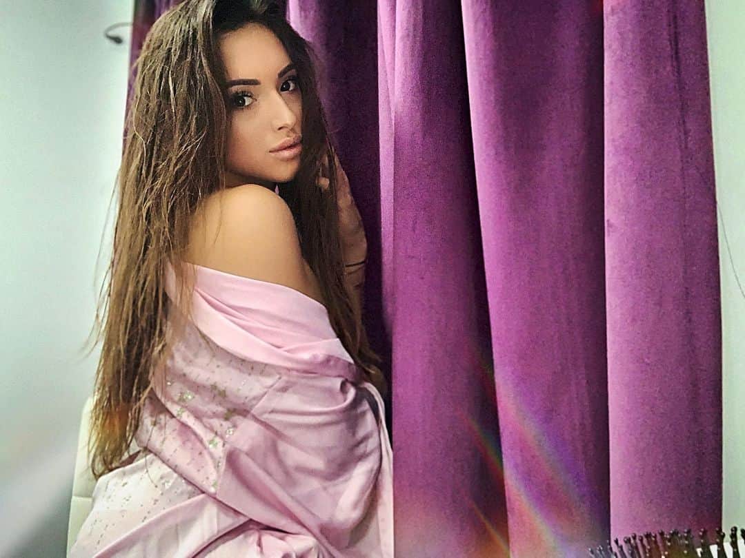 ラリサ・ヨルダケのインスタグラム：「Tú dices que: soy imposible de descifrar Callada, reservada y temperamental Que te encantaría que me expresa un poco más Y hablar de sentimientos a mí no se me da Pero lo voy a intentar...✨」