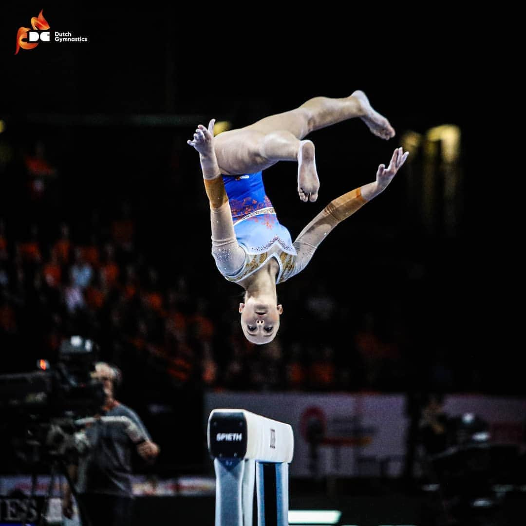 サンネ・ウェバースさんのインスタグラム写真 - (サンネ・ウェバースInstagram)「Heel erg bijzonder om vandaag weer in een beestachtige teamfinale te mogen staan. Soms maakt heel even achterom kijken een moment nog specialer. In 2007 turnde ik mijn allereerste WK, hier in Stuttgart. Toen voor mij een verschrikkelijke team ervaring. Nu, 12 jaar later, staan we met een sterk en hecht team bij de top 8 van de wereld. De reden.. omdat we een team zijn dat voor elkaar door het vuur gaat, dat strijdt voor elkaar en elkaar helpt waar nodig. Allemaal individuen die het beste in elkaar naar boven proberen te halen. Ik ben heel erg dankbaar voor de mooie, intense en onvergetelijke route die ons als turnsters, samen met onze coaches, tot dit punt heeft gebracht. En nu weer vooruit kijken 😙 Op naar het Olympische jaar! 🍀#Stuttgart2019 #teamfinal #teamNL #dutchgymnastics」10月9日 3時25分 - sannewevers.official