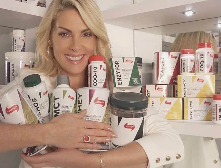 Ana Hickmannさんのインスタグラム写真 - (Ana HickmannInstagram)「Que a Vitafor faz parte da minha vida vocês já sabem, mas vocês sabem como cada um desses produtos me ajudam? Vamos lá: ➡ Life Whey é uma proteína que tem colágeno hidrolisado, que pode ser tomada antes das refeições ou como um lanche na pressa do dia-a-dia. ➡ MCT eu adiciono ao meu cafezinho, para energia extra. ➡Enzyfor são enzimas digestivas, evitando qualquer desconforto. ➡COQ-10 me ajuda a não perder a disposição. ➡ Isocrisp, meu queridinho, são as bolinhas crocantes de whey protein.  Tenho certeza que a Vitafor tem os produtos perfeitos para te ajudar na sua rotina! Para novidades e dúvidas técnicas, sigam @vitafornutrientes e o @vitaforscience, portal científico formado por médicos e nutricionistas. #AnaHickmann #VitaFor #EstiloVita #ad」10月9日 3時38分 - ahickmann