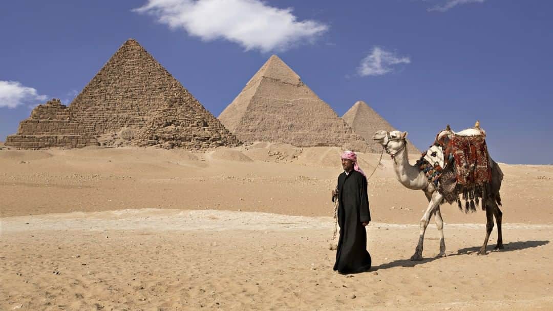 Conrad Hotelsのインスタグラム：「See the Great Pyramids up close (by foot or by camel) with exclusive experiences from @conradcairo. #StayInspired」