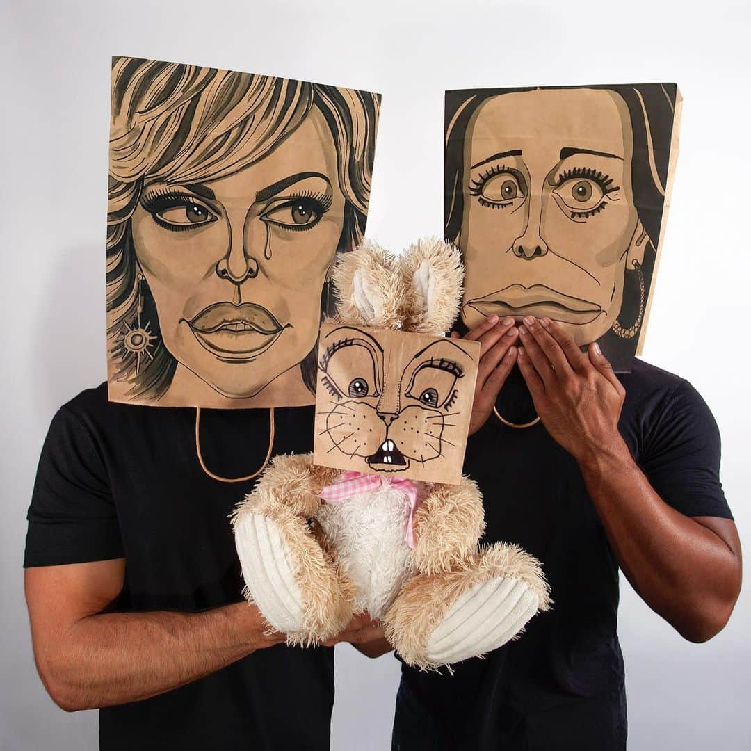 デヴィッド・ギルモアのインスタグラム：「And now for some serious silliness...... why not draw @lisarinna and @kylerichards18 faces on paper bags and somewhat reenact one of the RHOBH’s most bizarre/hilarious moments? And also why not put a bag over the bunny’s face? Thank you @bholtby and @see.ables for joining in the fun. Side note: I drew on a slew of bags with other housewives, drag queens, and pop culture figures. More coming soon. #bagitup #bagoverthehead #illustration #caricature #realhousewives #wwhl #bravotv #bunnygate #lisarinna #kylerichards  @realhousewivesofbeverlyhills @bravoandy」