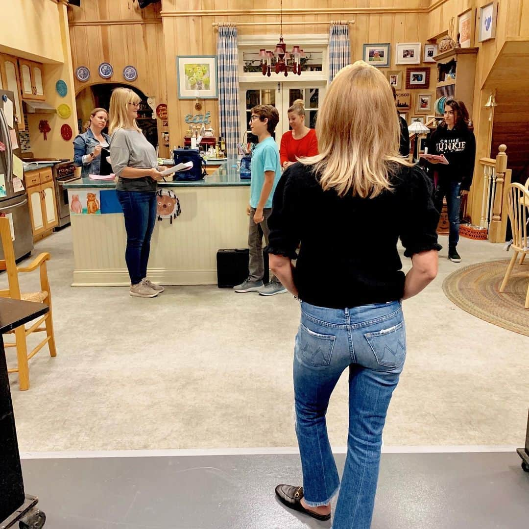 キャンディス・キャメロン・ブレさんのインスタグラム写真 - (キャンディス・キャメロン・ブレInstagram)「Back at it again with the POWER STANCE 🎬✨ @fullerhouse #fullerhouse」10月9日 4時22分 - candacecbure