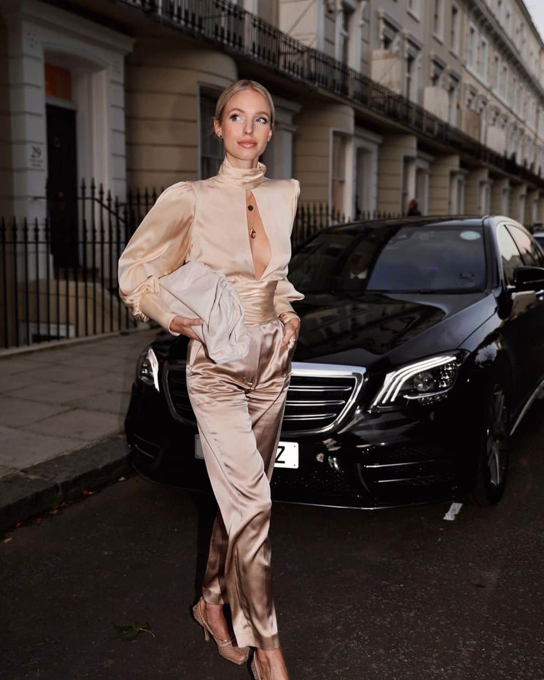 レオニー・ハンネさんのインスタグラム写真 - (レオニー・ハンネInstagram)「The best way to travel around my favourite cities London & Paris @wheely 🌹  Anzeige/Ad Chauffeur-driven, Streets ahead. 🖤#WheelyMoment #london」10月9日 5時04分 - leoniehanne