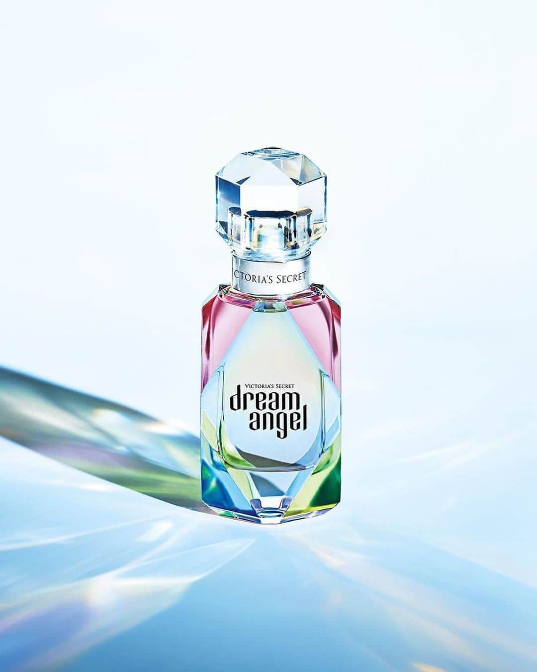 ヴィクトリアズ・シークレットさんのインスタグラム写真 - (ヴィクトリアズ・シークレットInstagram)「Introducing Dream Angel Eau de Parfum, the radiant and hopeful new fragrance. Get inspired @vsbeauty.」10月9日 5時13分 - victoriassecret