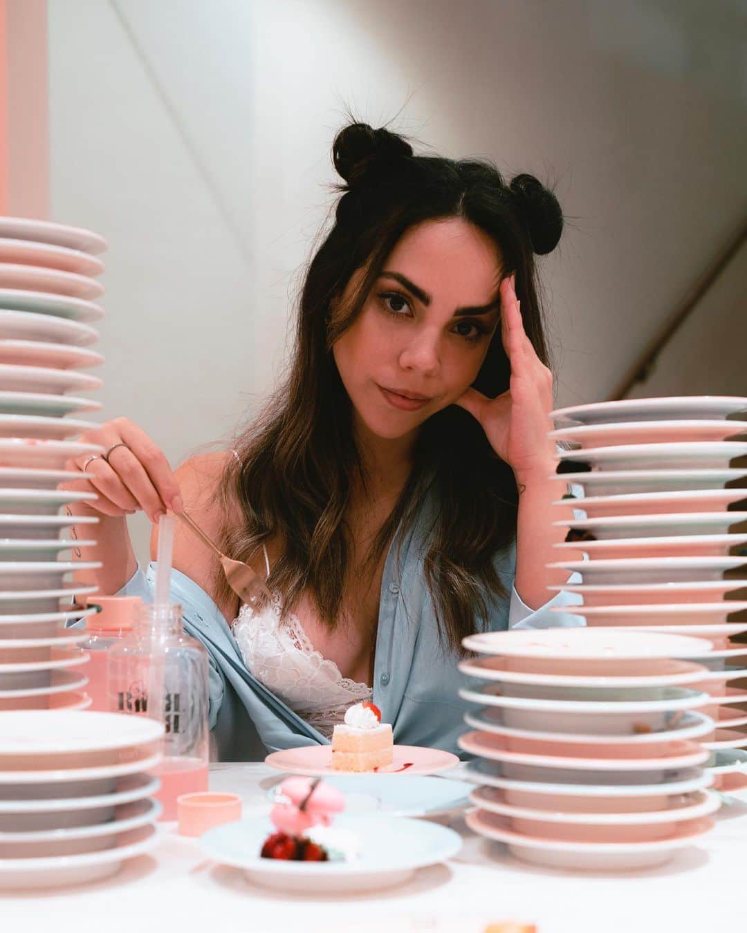 Katy Esquivelのインスタグラム：「Para el postre siempre hay espacio porque no llena el estómago, llena el corazón. 🍰❤️ Aunque a quien engaño, esta cinta transportadora de postres casi me deja en un coma diabético 😂 ••• Thanks @kohki for capturing this epic moment!」