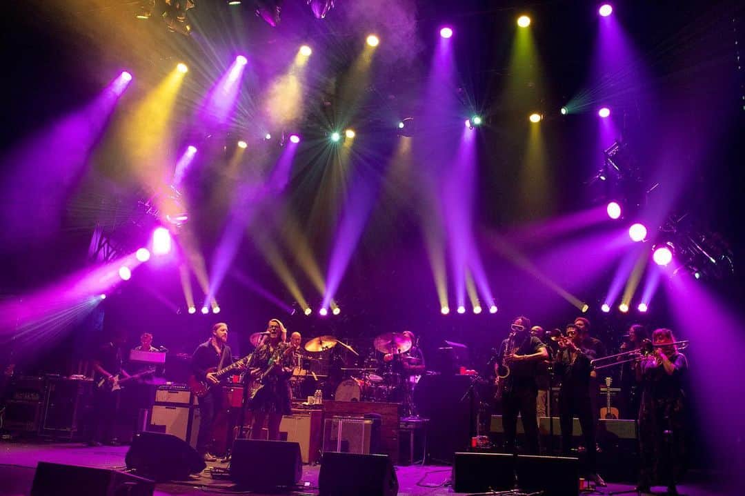 テデスキ・トラックス・バンドのインスタグラム：「2019 Beacon math: 113 songs, 86 unique songs, 11 musical guests, over 16,000 attendees, over 100,000 tickets sold in nine years, our first two webcasts Live From The Beacon Theatre... Thank you to everyone, everywhere who makes this run so special every year! See you back at the Beacon next Fall for the 10th edition! 📷: @mlowephoto」