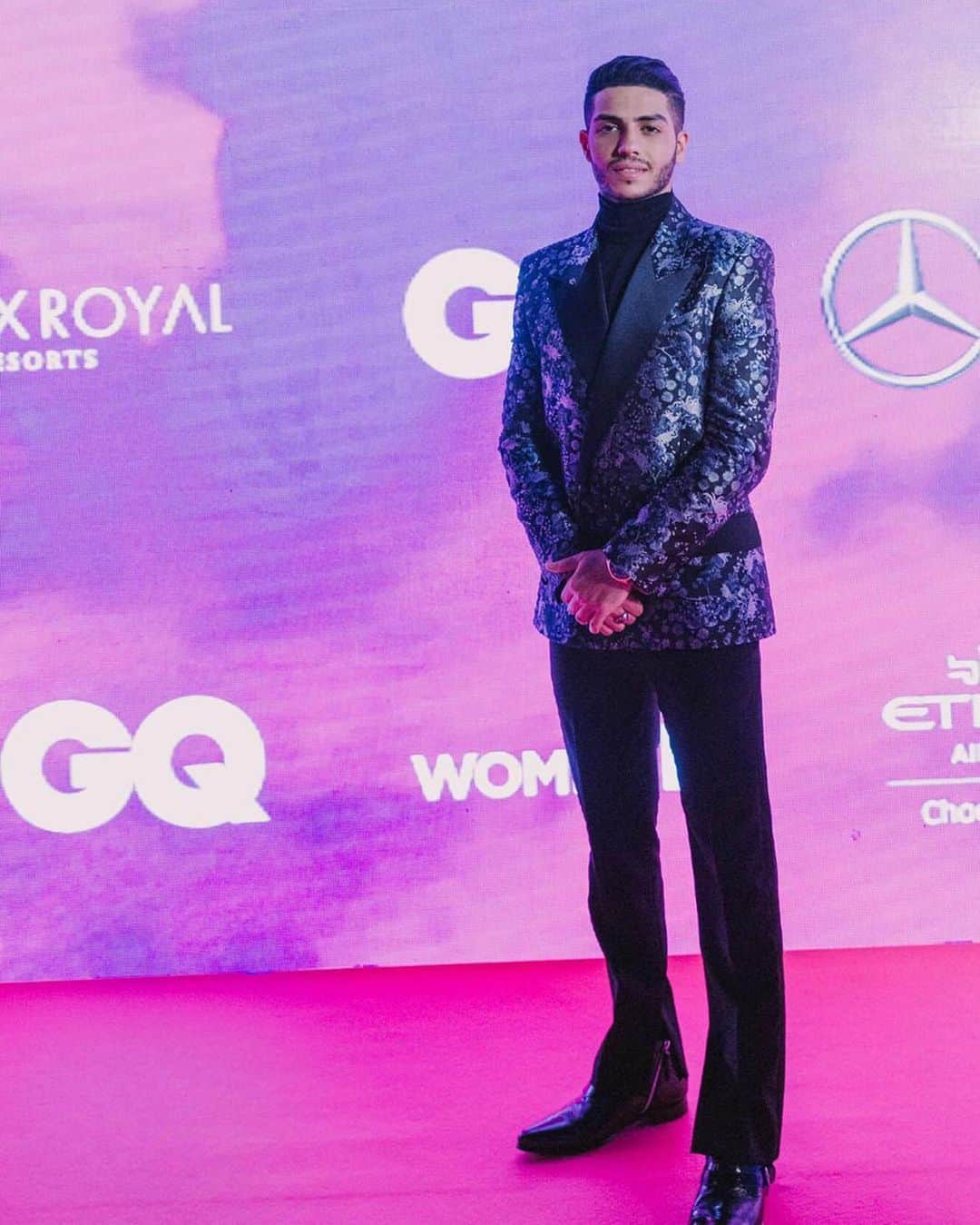 メナ・マスードのインスタグラム：「What an amazing 24 hrs! Before I moved to Los Angeles I would collect @gq magazines & dream of being on the cover one day. Needless to say, being on this issue & winning an award @gqmiddleeast MOTY Awards last night was pretty special. Not to mention I had the honor of meeting some really kick ass North African & Middle Eastern Men who are changing the world. Thank you to @clarewaightkeller @givenchyofficial for hooking it up super last minute & of course to @gq @gqmiddleeast - I am honored & humbled. Here’s a look at last night in Abu Dhabi!」
