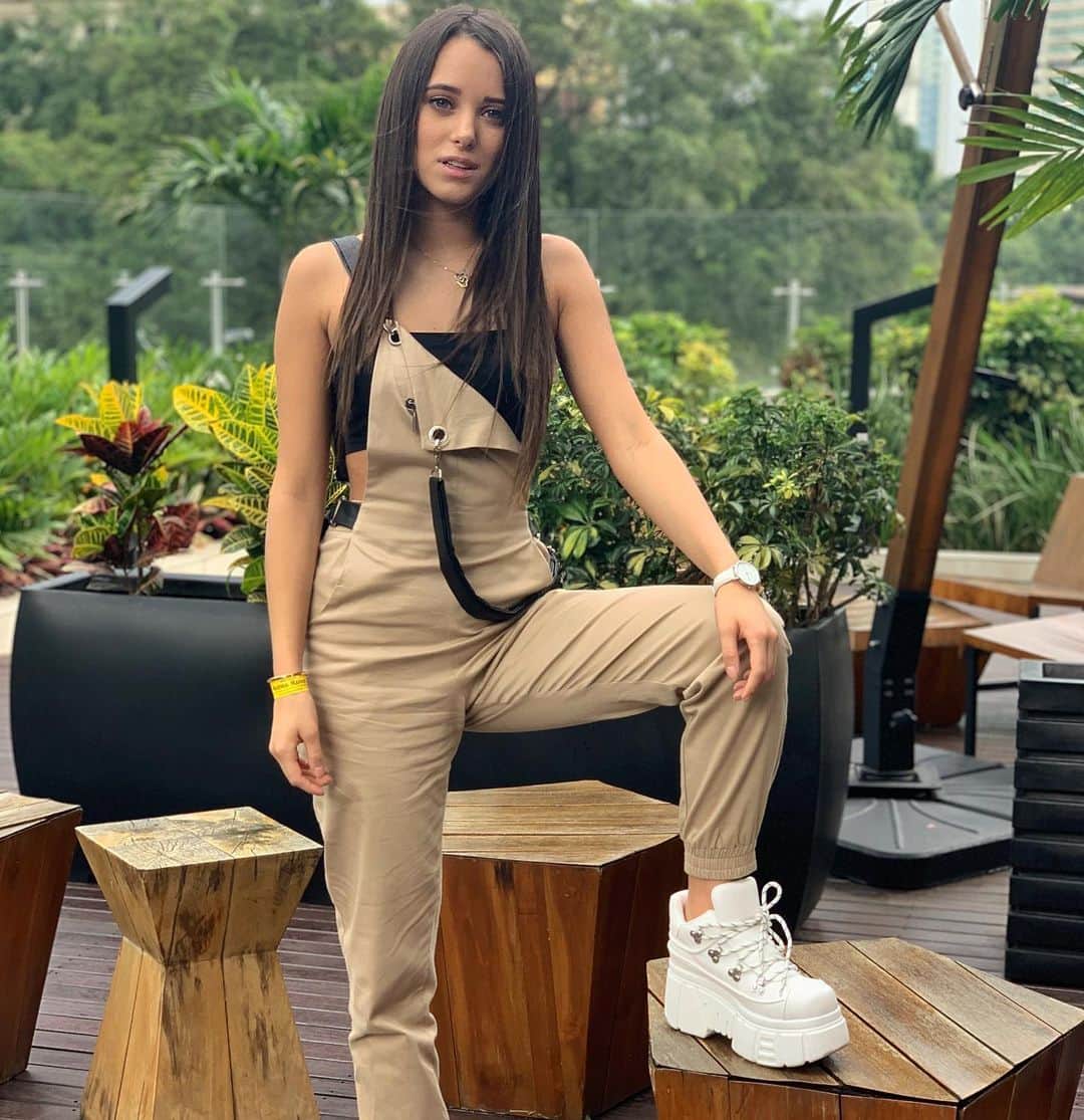 ミッチェル・オルベラのインスタグラム：「Me siento muy bendecida... 🙏🏼❤️ . . . Outfit: @girlbeutiful_」
