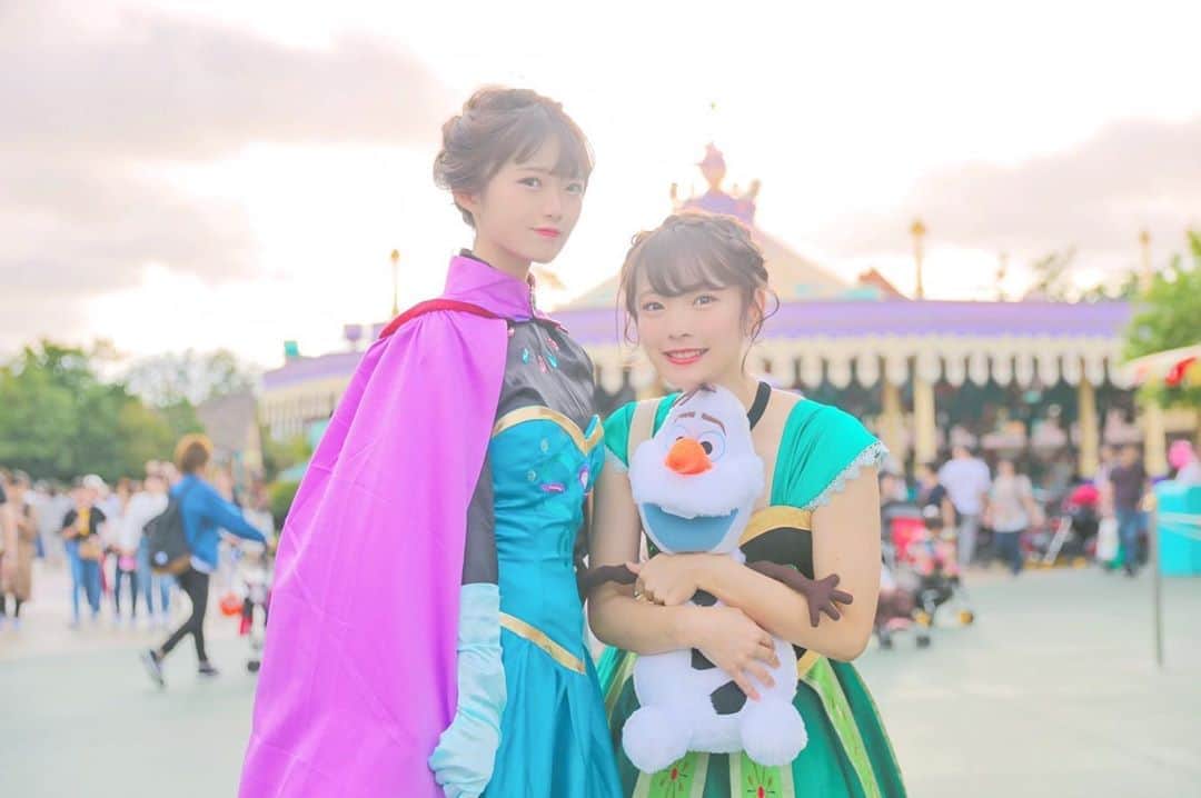 中井りかさんのインスタグラム写真 中井りかinstagram 最強姉妹 なんとフォトバイこーちゃん 偶然会ったにもかかわらずこんな最強な写真撮ってくれました 1番お気に入り わたあめカップル アナ雪仮装 エルサ仮装 アナ雪戴冠式 Tdl