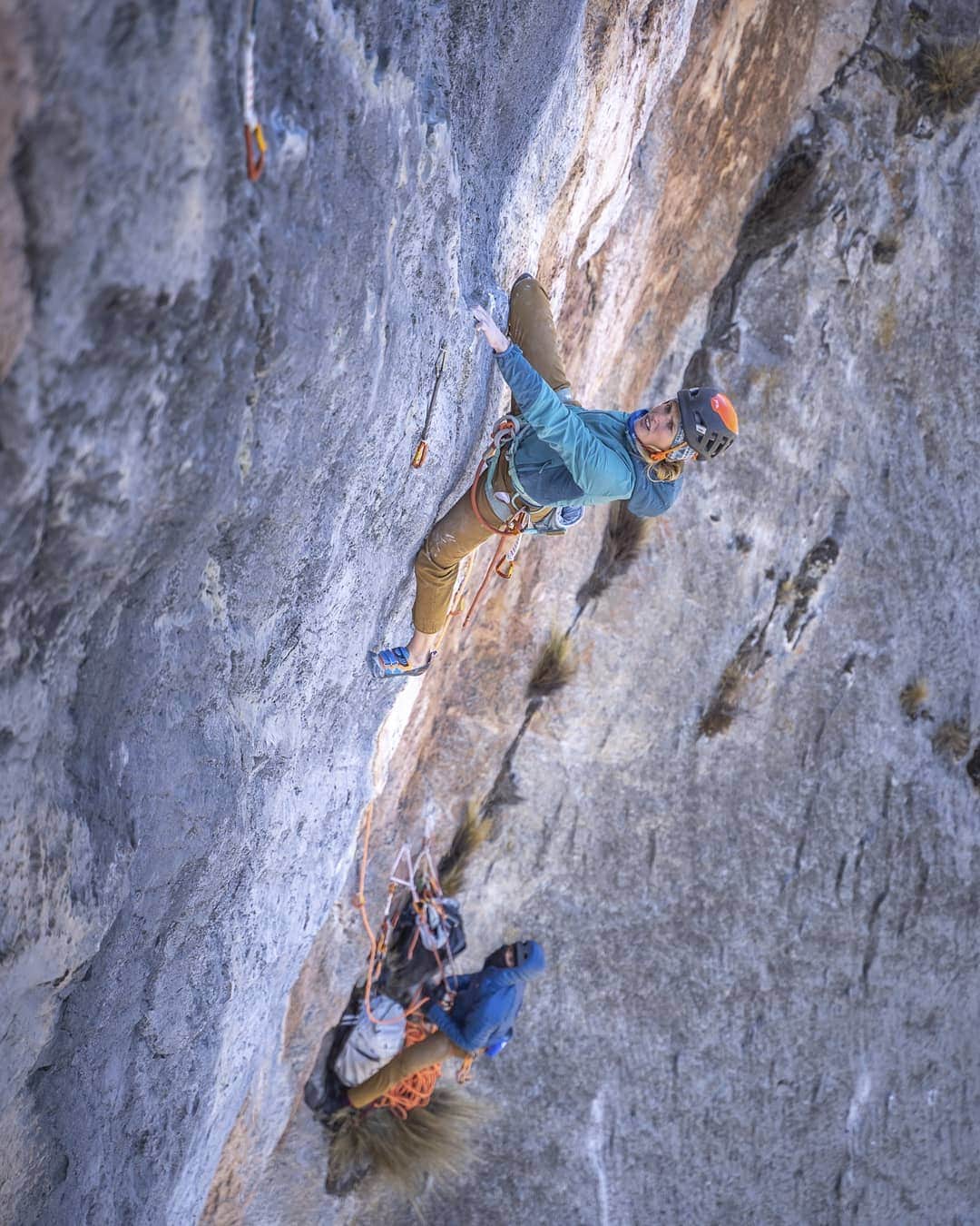 シャーロット・デュリフのインスタグラム：「Trading belays with @joshlrsn during our ascent of "Vuelo Del Condor"  We decided to switch the leader (and thus the belayer) every two pitches so one wouldn't have to lead all the hardest pitches if we went the classic swinging leads way... but we found out that there were many more hard pitches that we expected, so it probably didn't matter at the end 😆  Only two more days on @petzl_official first #belaybetter photo contest! Post a picture of you belaying and put #BelayBetter in the caption... this way you may get a chance to win a sick pack if the jury select your photo as the best! Last day is Oct 10th!  Also, @jan_novak_photography and @coldhousemedia (us) have been sorting the photos from our trip to Peru and we are so excited about them! Here are 2 📷s from @jan_novak_photography 👌🌸 . @petzl_official @mountainhardwear @eb_climbing @volxholds @luxov_connect」