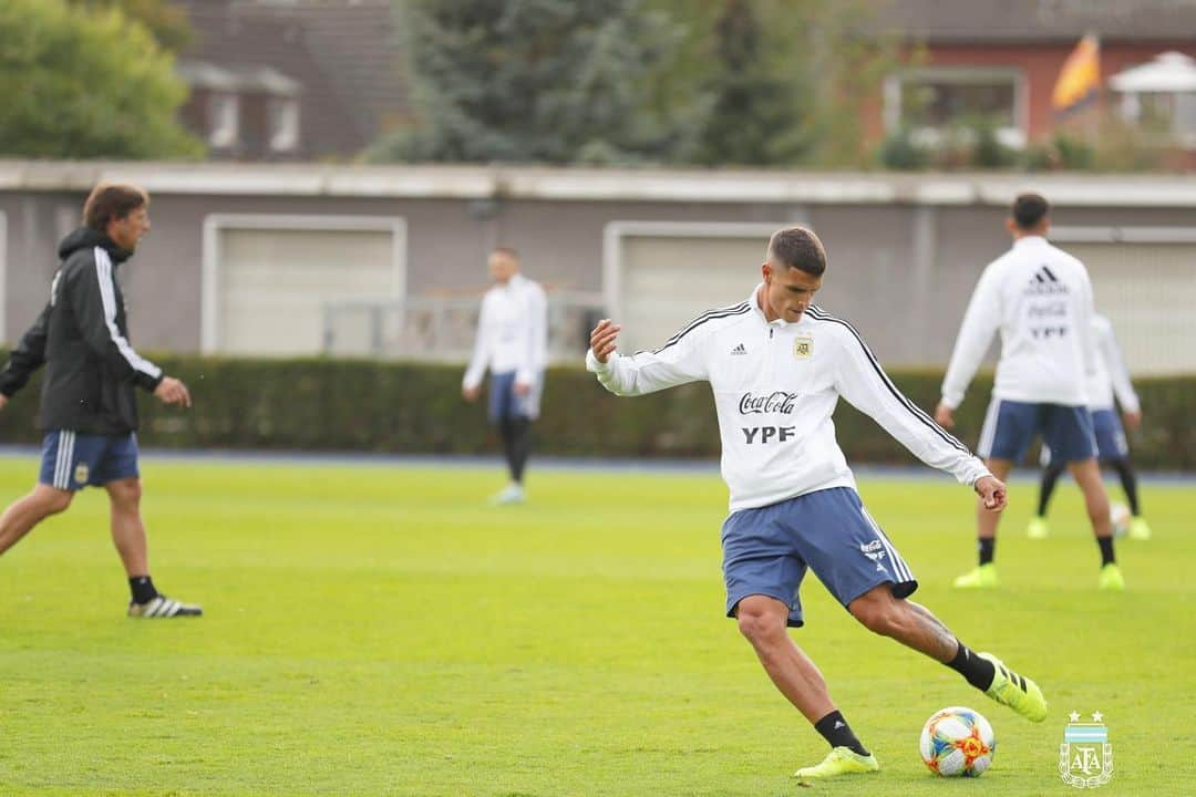 エリク・ラメラさんのインスタグラム写真 - (エリク・ラメラInstagram)「Preparado para mañana 🇦🇷 🆚 🇩🇪 Vamos @afaseleccion 💪」10月9日 6時12分 - eriklamela