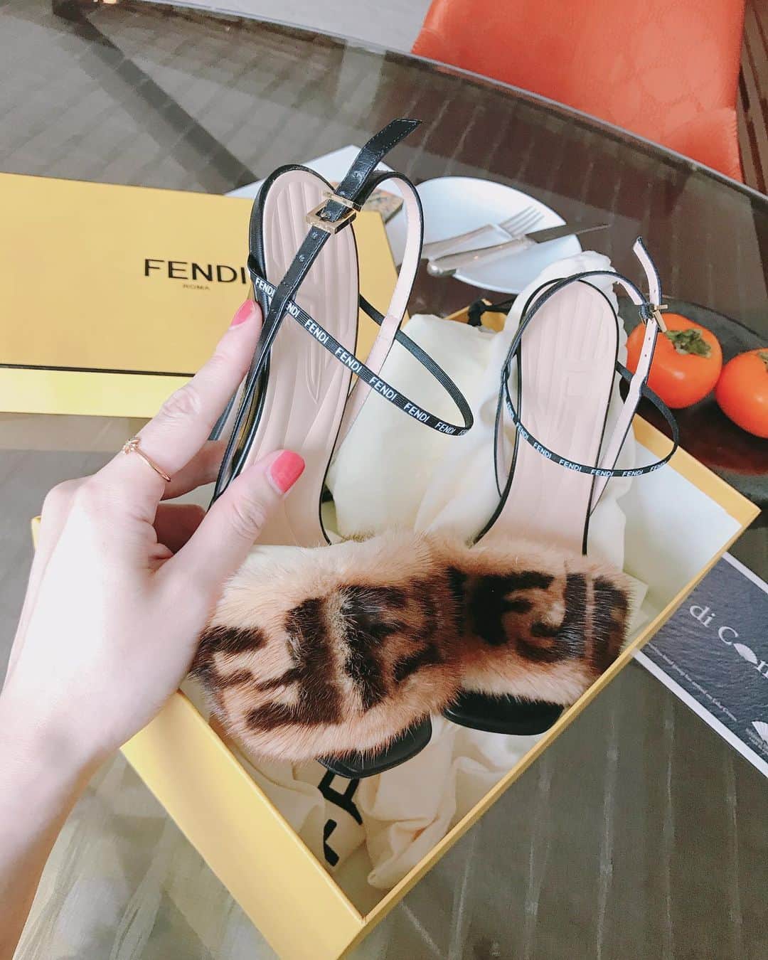 のインスタグラム：「.﻿ .﻿ .﻿ . #素敵なプレゼント ありがとう😳✨﻿ . #ミンクファー のFF柄が可愛い過ぎる🥺♥️﻿ .﻿ . ﻿ .﻿ . ______________________________ ✍🏻﻿ . #fendi#fendishoes#special#gorgeous ﻿ . #shopping#dayoff#chill#celebrity#model ﻿ . #instagood#instafashion#instastyle#happy#hotel#tokyo」