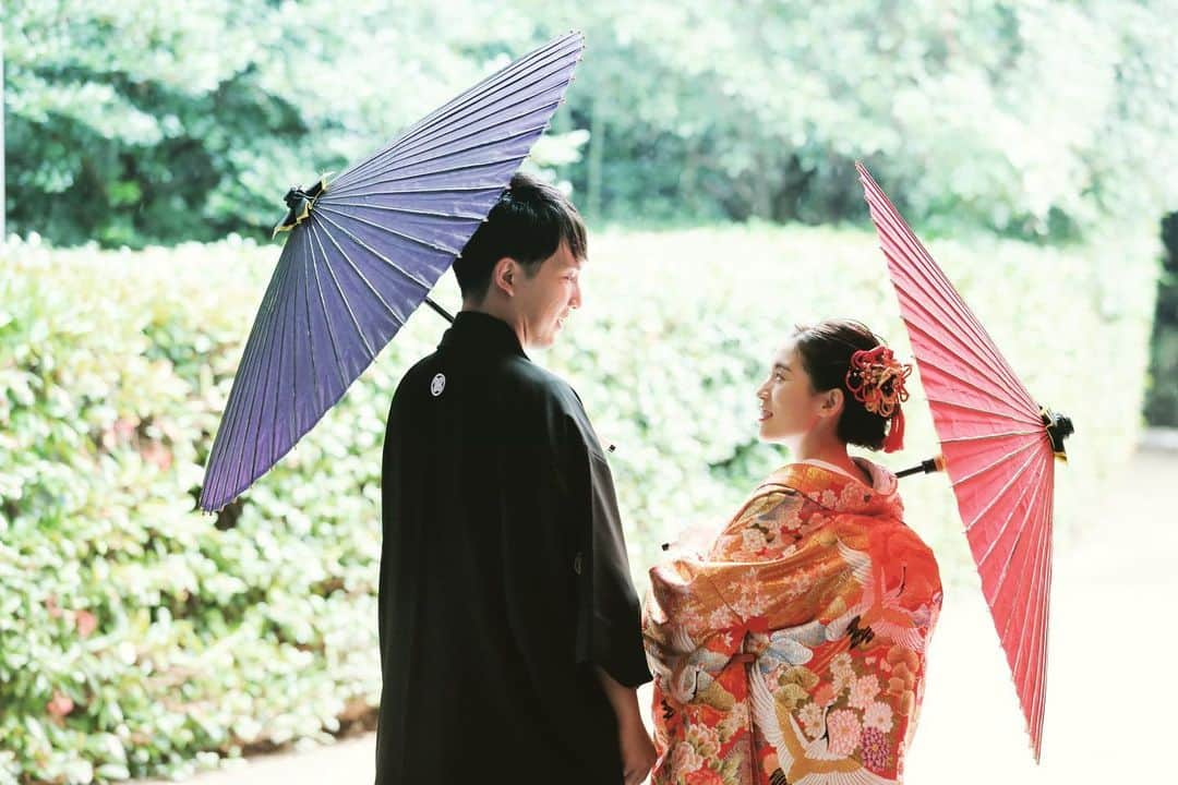 舞子ホテルさんのインスタグラム写真 - (舞子ホテルInstagram)「. 和装の似合う舞子ホテル✨鮮やかな番傘はお写真にも映えます🍀 #maikohotel #maikohotelwedding #maiko #wedding #weddings #smile #happy #love #antique #classic #natural #botanical #舞子 #舞子ホテル #舞子公園駅 #舞子駅 #結婚式 #プレ花嫁 #神戸花嫁 #ナチュラルウェディング #ウエディングフォト #着物 #和装 #和服 #和婚 #日本庭園 #神前式#色打掛#紋付#番傘」10月9日 17時14分 - maikohotel_wedding