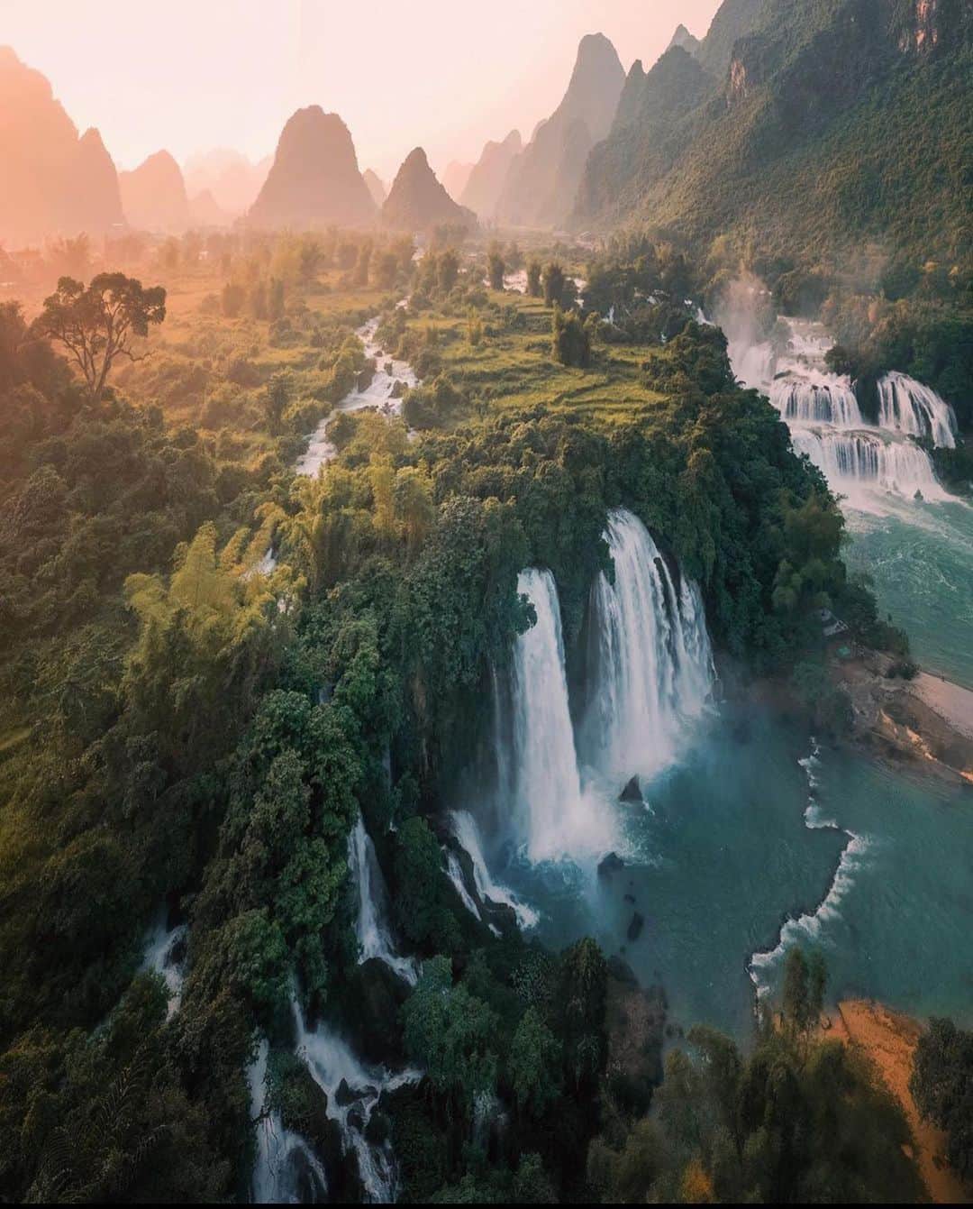 Earth Picsさんのインスタグラム写真 - (Earth PicsInstagram)「A beautiful shot of Ban Gioc Falls in Vietnam 🇻🇳 by @ninjarod」10月9日 17時09分 - earthpix