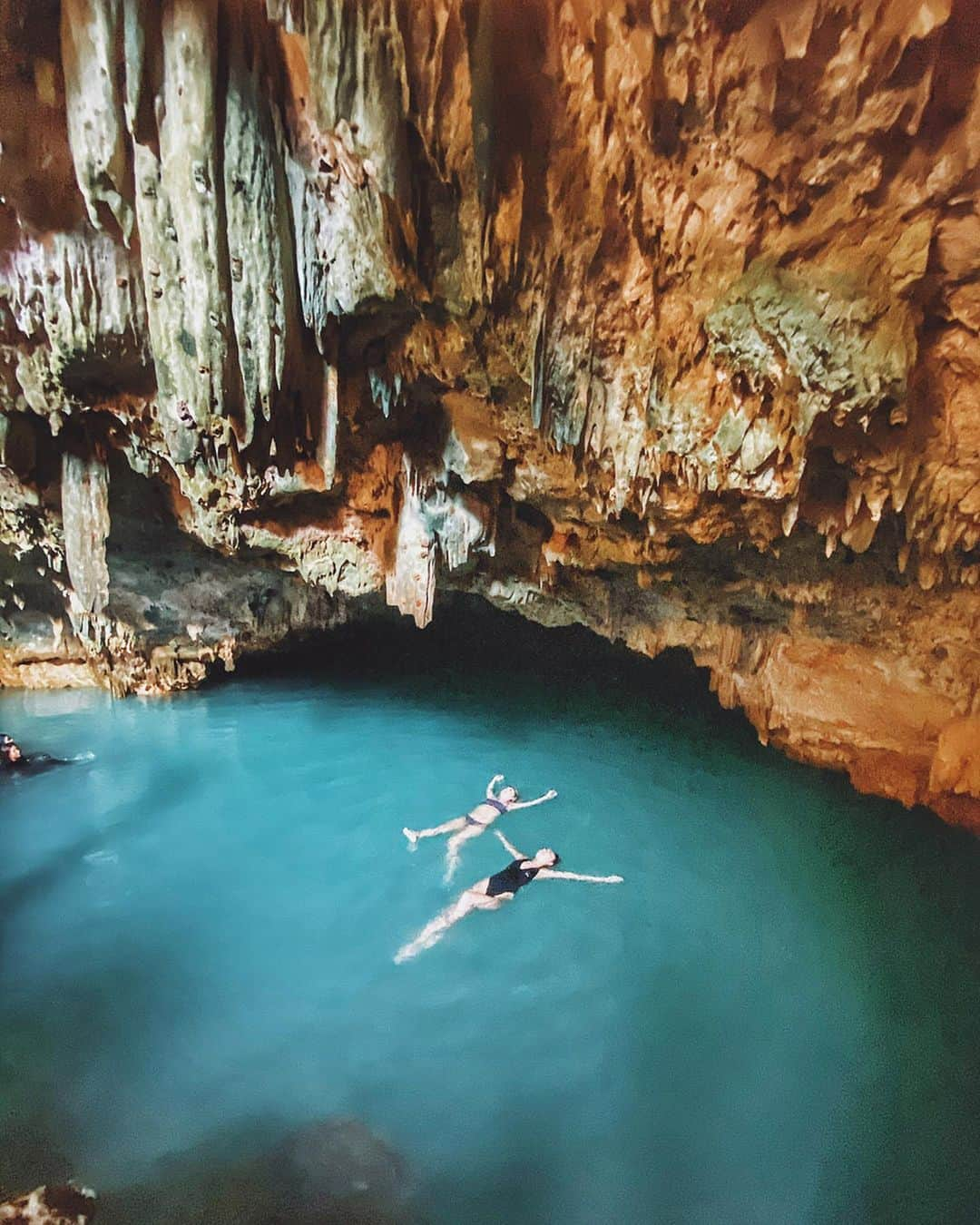 佐々木彩乃さんのインスタグラム写真 - (佐々木彩乃Instagram)「📍Rangko Cave AYANAからバスで30分くらいで、そこから小さな船で15分くらい！ 神秘的な場所だった。早い時間に行った方が光りの入り方が綺麗だそう💞 AYANAのツアーで行ったよん #RangkoCave #cave #travel  #AYANAkomodo #indonesia #AYANAInstaMeet #LabuanBajo @ayanakomodo」10月9日 17時13分 - ayano__sasaki