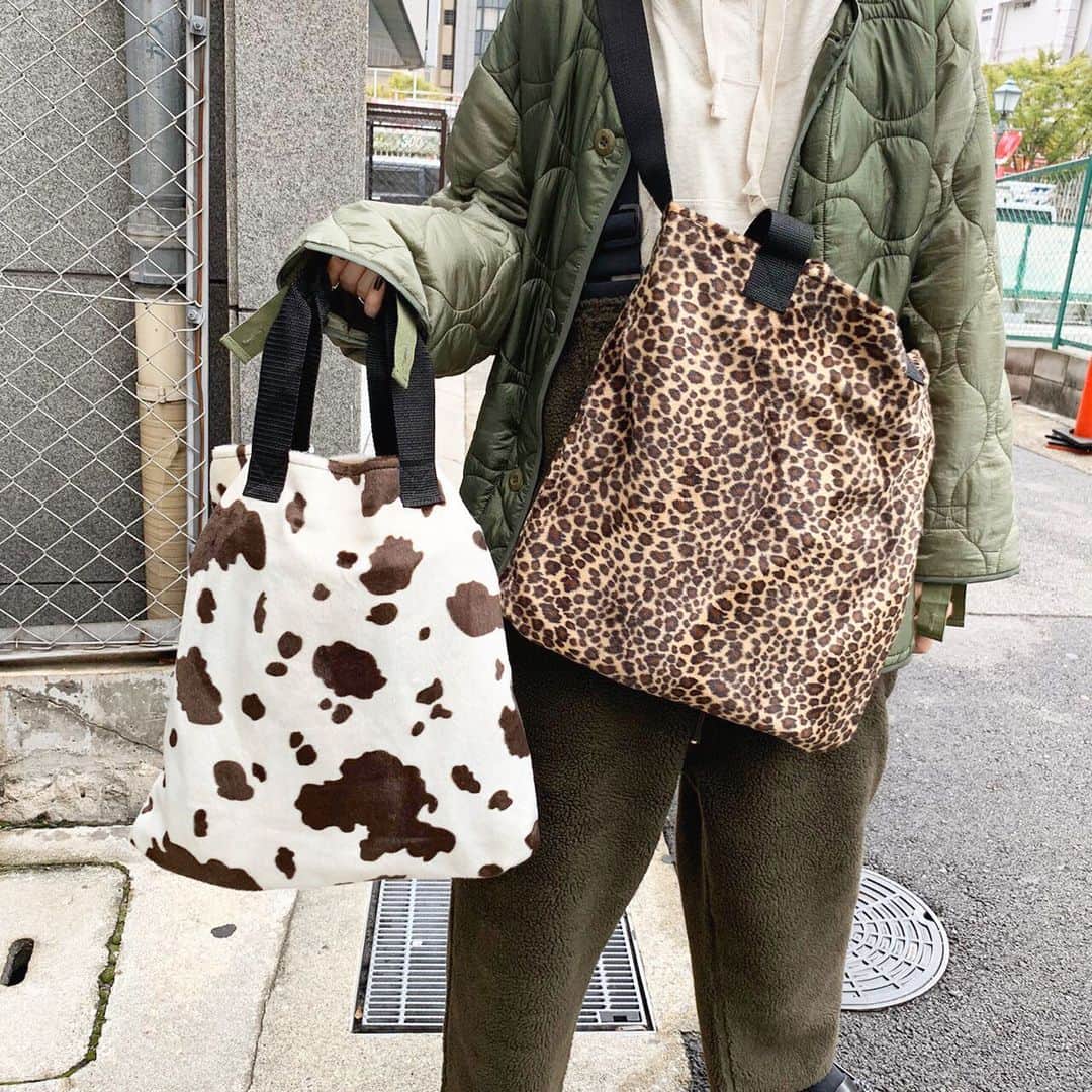 のインスタグラム：「. 🐆【 TWEEDMILL × BEAMS BOY 】🐄 new arrival 🍂 ． bag item no：1317-0098 price：¥13,800+tax . ☎️078-335-2720 #beams#raybeams#beamsboy#19fw#19aw#TWEEDMILL#bass#womens#womensfashion#womensstyle#instafashion#fashion#outfit#ootd#code#kobe#beamskobe#神戸#ビームス#ビームス神戸#レイビームス#ビームスボーイ#ニット#ボトムス#オーバーオール#ジャケット#レオパード#トートバッグ」