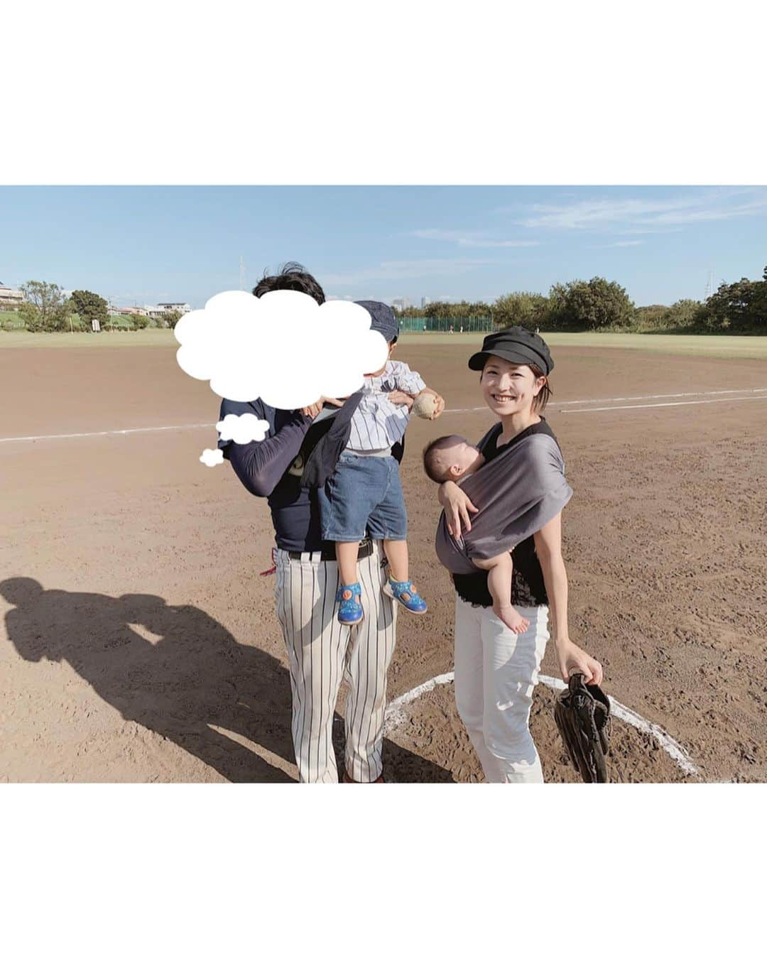 Remiさんのインスタグラム写真 - (RemiInstagram)「daddy's baseball watch⚾︎☀️ 先週末の👨🏻の草野球観戦。 暑い中お父さん頑張って投げてました！ 試合後には息子と初めてのマウンドでキャッチボール(投げて拾うだけ)をして一人感動していました🥺 娘は一緒におままごとをしたり、黙々とつかまり立ちの自主練したり相変わらずマイペースでした。笑  ストーリーで沢山質問をいただいたテントはIKEA @ikeajapan のもの⛺️ 広くて通気性も良いので家族全員入っても大丈夫✨ コンパクトに畳んで片手で持ち歩けます👌  今週末は息子初めての運動会！ のはずが、あいにくの台風予報… 被害がこれ以上広がらないことを願っています。  #草野球 #テント #2y1m #0y7m」10月9日 15時45分 - remi_912