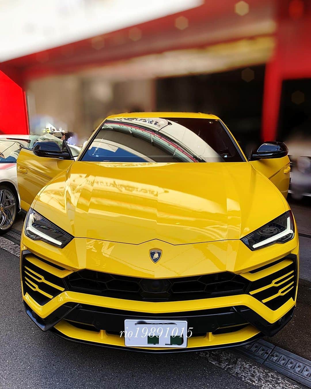 門りょうさんのインスタグラム写真 - (門りょうInstagram)「人生で一番高い買い物🔥🔥🔥 正解は車でした💛やっとキタでー！！！ #lamborghini #ランボルギーニ #ウルス . 絶対に黄色がいいと言って用意してもらった！新車だよ💛 大阪で黄色のウルス乗ってる人まだ見たことないから走ってたら多分おれだよ〜（笑） はぁぁぁぁぁカッコイイ🤦‍♀️💛💛💛 また仕事頑張れる🥺🔥 . psソウメイが納車ついてきた。100万だけお祝いに出してくれた（笑） 社長に誕生日プレゼントでマフラー改造おねだり中（笑）」10月9日 15時48分 - rio19891015