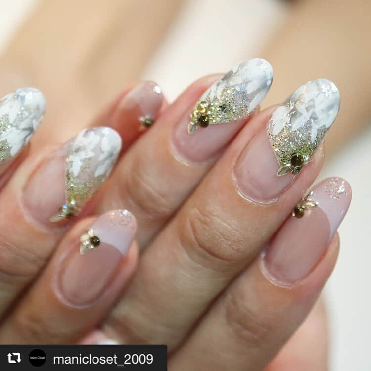 筒井のぞみさんのインスタグラム写真 - (筒井のぞみInstagram)「#repost @manicloset_2009 via @PhotoAroundApp ・ 新たなグリッター使い🙋‍♀️✨ マニクロあるあるでもある 作り上げたデザインにさらに重ねちゃう斬新さ♥️😂 ・ それが効いております😎✨ ・  #浅香縁 #yukariasaka #instagood #instadaily #instacool #fashionista #nailstagram #instanail #nailswag #nails #nail #nailart #naildesign #nailpro #nailmagazine #ネイル #ジェルアート #ネイルアート #モードネイル #シンプルネイル #心斎橋ネイルサロン#大阪 #네일 #젤네일 #네일아트  #指甲#美甲#美甲店」10月9日 15時52分 - nozomi__tsutsui