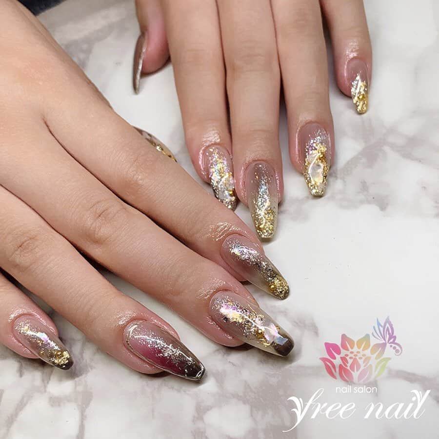 free nail フリーネイルのインスタグラム：「. お客様ネイル💅🏻🍁✨ . 秋色ニュアンスネイル🍂✨ . 大人なロングネイル🌹✨ . スワイプして動画も見てね⇨☝︎🎬✨ . ご来店ありがとうございました🙇🏻‍♀️🙇🏻‍♀️🙇🏻‍♀️💗 . #ネイル #フリーネイル #ネイルアート #ジェルネイル #ネイルサロン #大阪ネイルサロン #ネイルデザイン #ネイルチェンジ #ニュアンスネイル #ラメグラ #シェルネイル #グリッターネイル #ボルドーネイル #ゴールドネイル #デザインネイル #トレンドネイル #ロングネイル #秋ネイル #美甲 #日式美甲 #日式美甲胶  #日本美甲师 #日本美甲老师  #美甲上课 #日本胶 #autumnnails #nailsart #nailsdid #newnails #freenail」