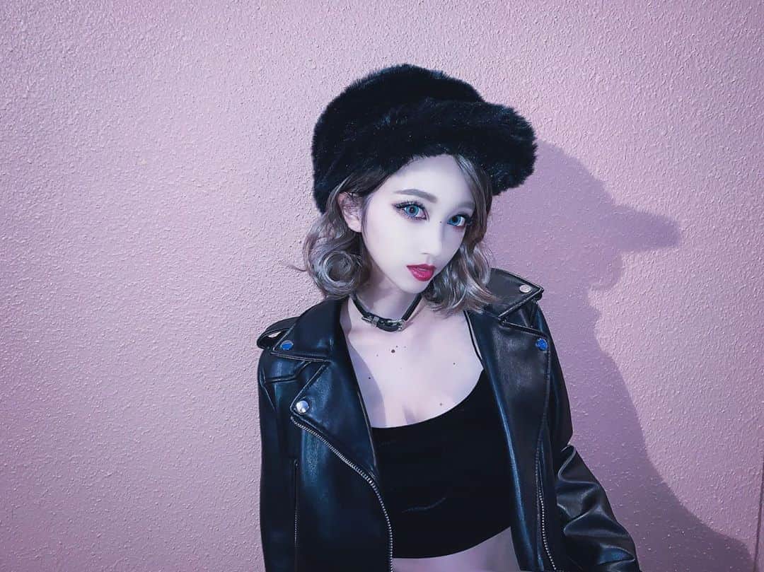 okamotosayaka のインスタグラム：「🥀🥀🥀 . . . . . . . . . #fashion#ridersjacket#wig#makeup#usj#bobhaircut#code#ootd#ユニバ#ライダース#ファッション#ファー帽子#ウィッグ#ボブ#コーデ#ユニバーサルスタジオジャパン#チョーカー#ティアコン#秋服」