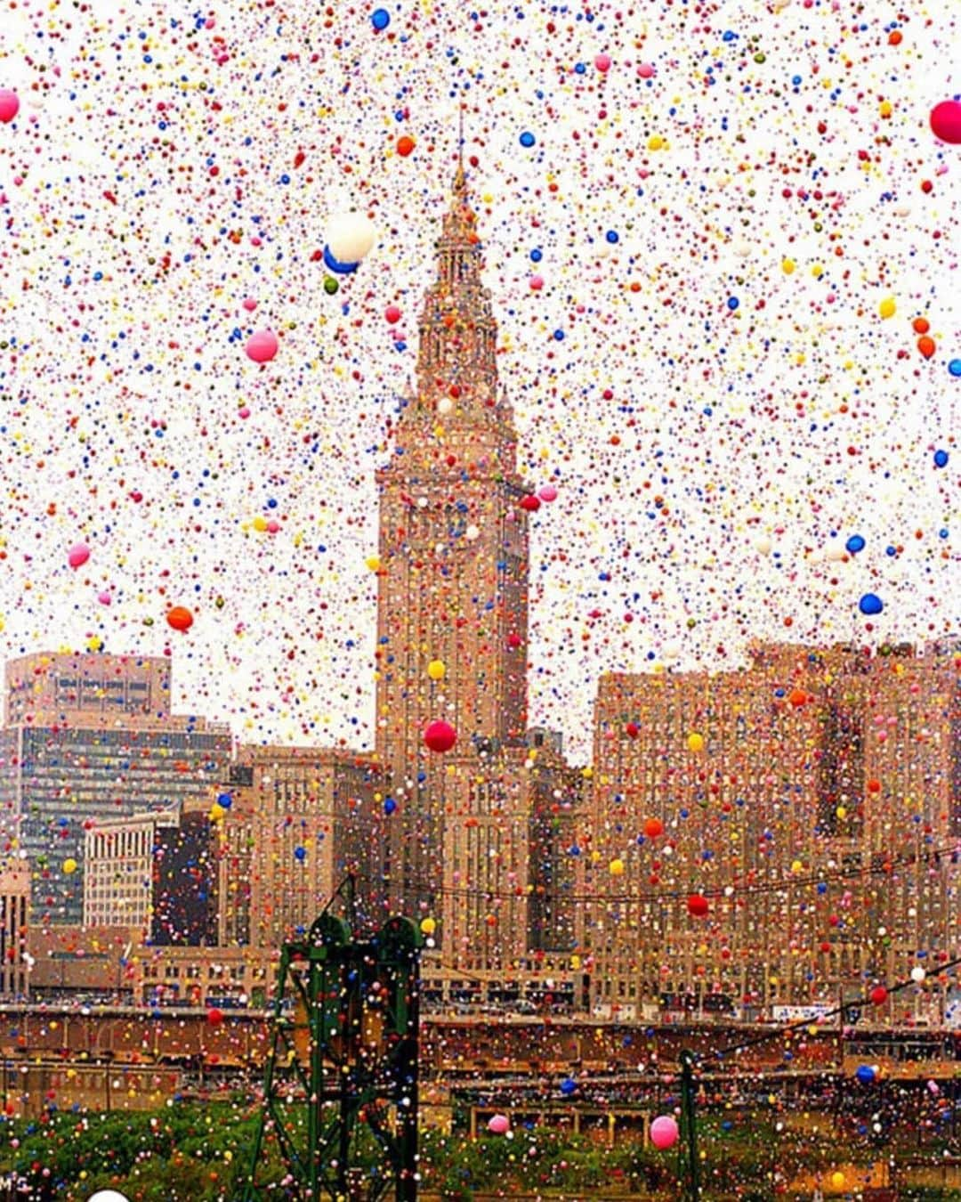 Earth Picsさんのインスタグラム写真 - (Earth PicsInstagram)「That Time Cleveland Released 1.5 Million Balloons and Chaos Ensued. For the full story follow my other account @historyphotographed where I post some of the most powerful and memorable moments in history. Photo by: Thom Sheridan」10月9日 16時03分 - earthpix