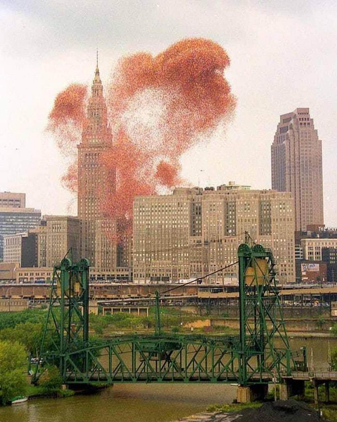 Earth Picsさんのインスタグラム写真 - (Earth PicsInstagram)「That Time Cleveland Released 1.5 Million Balloons and Chaos Ensued. For the full story follow my other account @historyphotographed where I post some of the most powerful and memorable moments in history. Photo by: Thom Sheridan」10月9日 16時03分 - earthpix