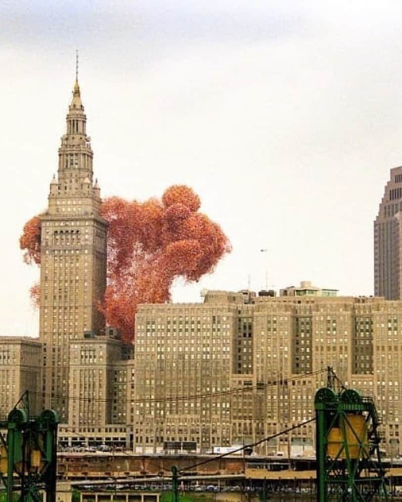 Earth Picsさんのインスタグラム写真 - (Earth PicsInstagram)「That Time Cleveland Released 1.5 Million Balloons and Chaos Ensued. For the full story follow my other account @historyphotographed where I post some of the most powerful and memorable moments in history. Photo by: Thom Sheridan」10月9日 16時03分 - earthpix