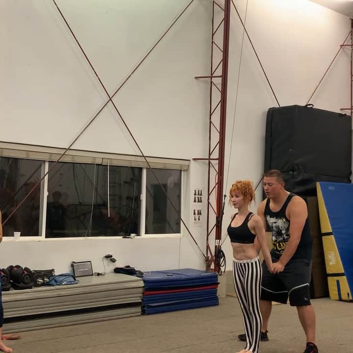 ボニー・モーガンのインスタグラム：「I did a thing for the first time tonight!! Victory is Mine!! Thank you to my epic super hero bottom man @usmc.stunt #epicfirst #jjgym #adventuresofbendybonnie #handbalancing #newtricks #circuslife #shenanigans #victorious #cannonball #goofball #stripes #timking #bendybonnie」