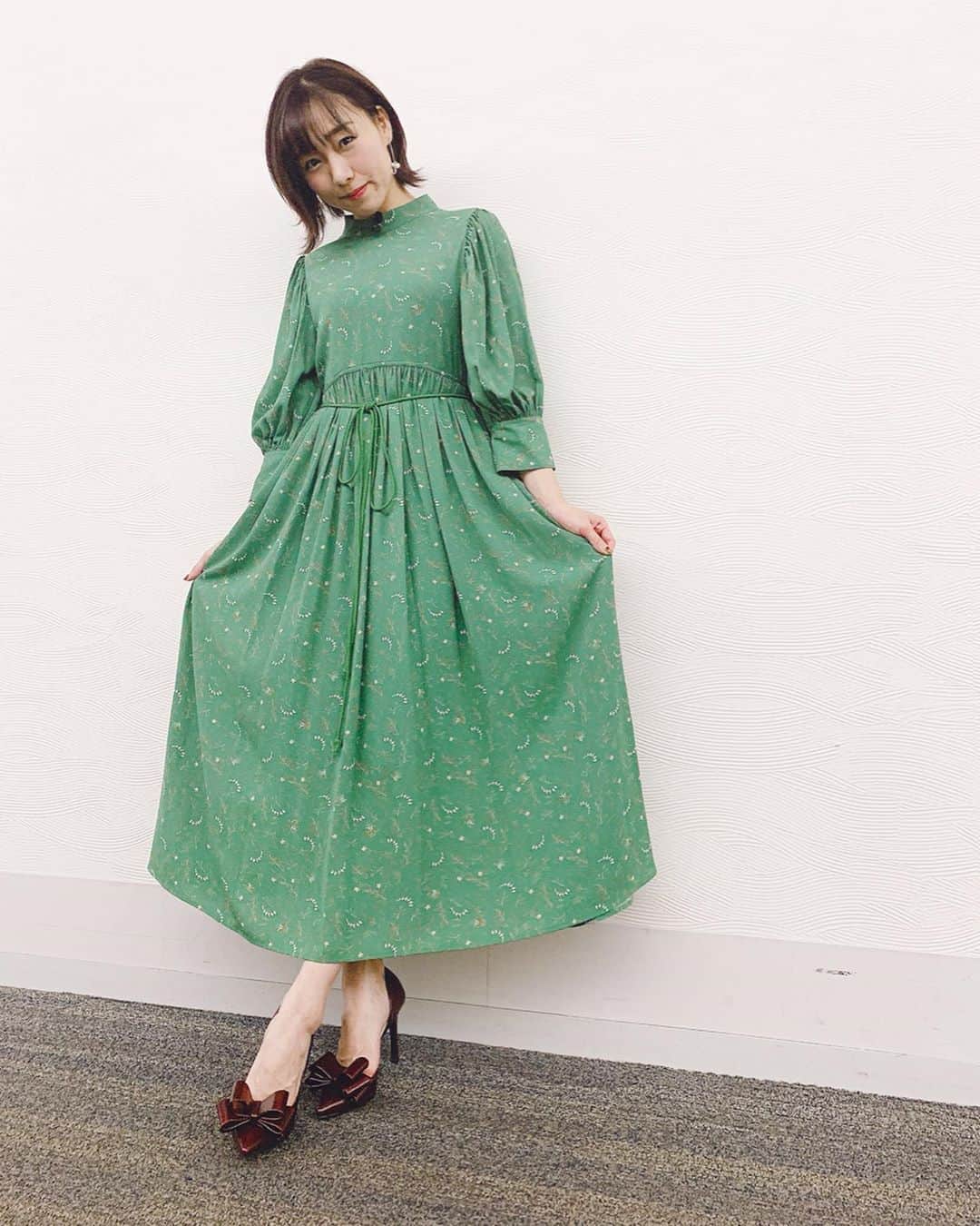 のインスタグラム：「10月6日(日) 熱闘Mリーグの衣装、実は背中がセクシーでした。 気づかなかったでしょー😎 地上波テレビ朝日での放送ですが、Abema TVでの同時放送なので 見逃してもまだ配信されてますよ〜 . . https://gxyt4.app.goo.gl/tv2vW ぜひ！ . .  #熱闘mリーグ #コーディネート #秋ワンピ . . . ------- . . 本日の #可愛くなる方法 #即席 #むくみ解消 足の内側のくるぶしから指3本分の上 骨がちょうどないところらへん？を親指の腹でゆっくり、グーって押すと即席で脚のむくみが少し楽になるよ。 指の形にくぼんだらむくんでる証拠。 それから両手で足首からふくらはぎを包むようにしながら、膝の裏まで老廃物を流して膝の裏もグーってゆっくり押すと尚良し。 立ち仕事や座りっぱなしの仕事で脚がしんどい方にもオススメ！」