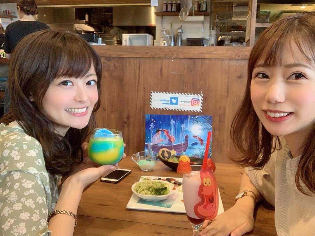 怜花のインスタグラム：「RISAちゃんとリトル・マーメイド公開30周年記念のカフェに行ってきました！🐚♡ めっちゃ行きたかったんです！ 可愛くて幸せすぎました(*´°`*)💗 めっちゃ写真撮っちゃった📸 ・ グッズも買って大満足😻 りさちゃんと行けてよかったー！！♥︎︎∗︎*ﾟ ありがとう😊✨ ・  #リトルマーメイド  #リトルマーメイドカフェ  #アリエル #ディズニー」