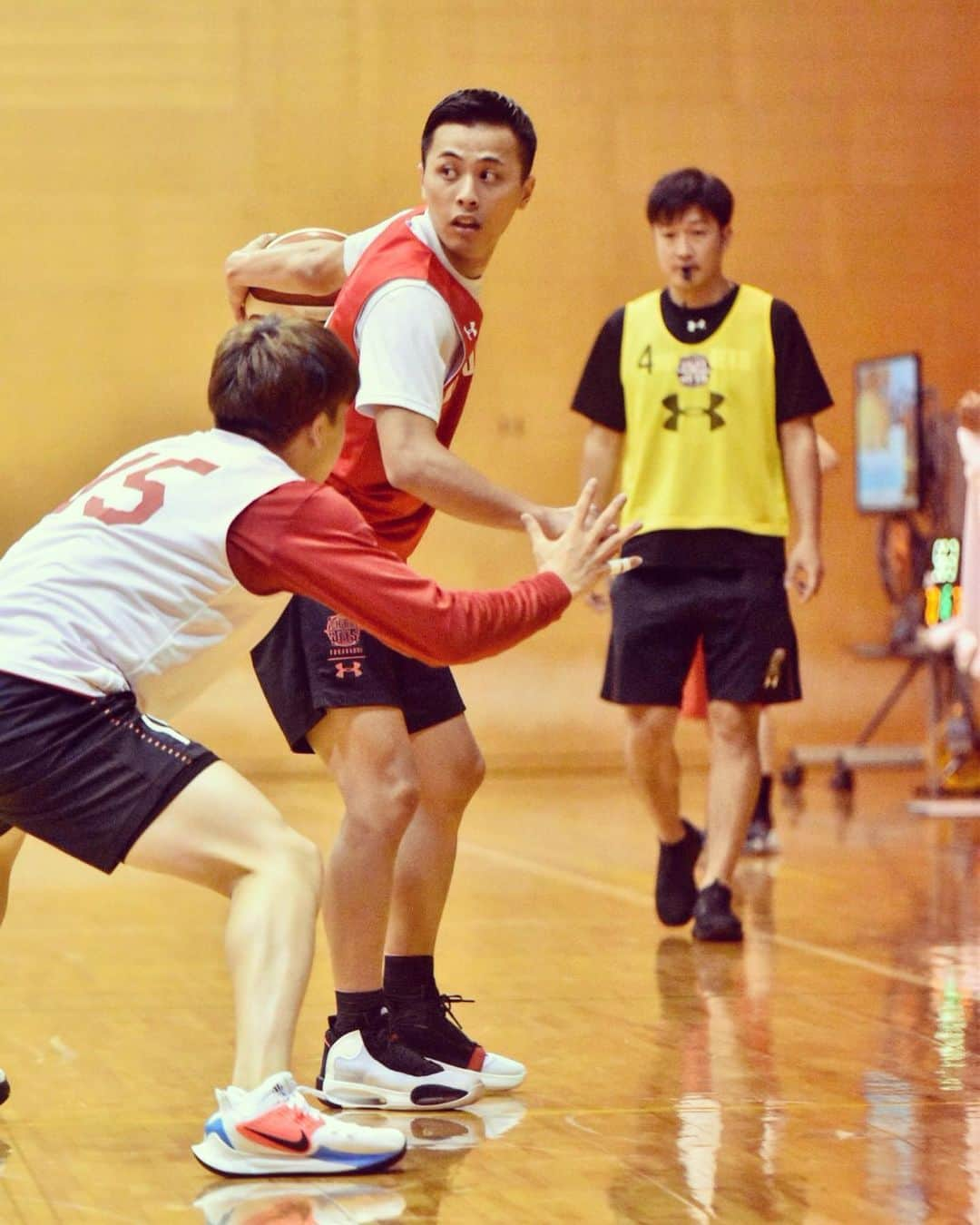 千葉ジェッツさんのインスタグラム写真 - (千葉ジェッツInstagram)「練習風景📸 #chibajets #Bリーグ #basketball #バスケ #縦写真 #千葉ジェッツ #Bleague #練習 #アグレッシブ #ディフェンス #リバウンド」10月9日 16時41分 - chibajets_official