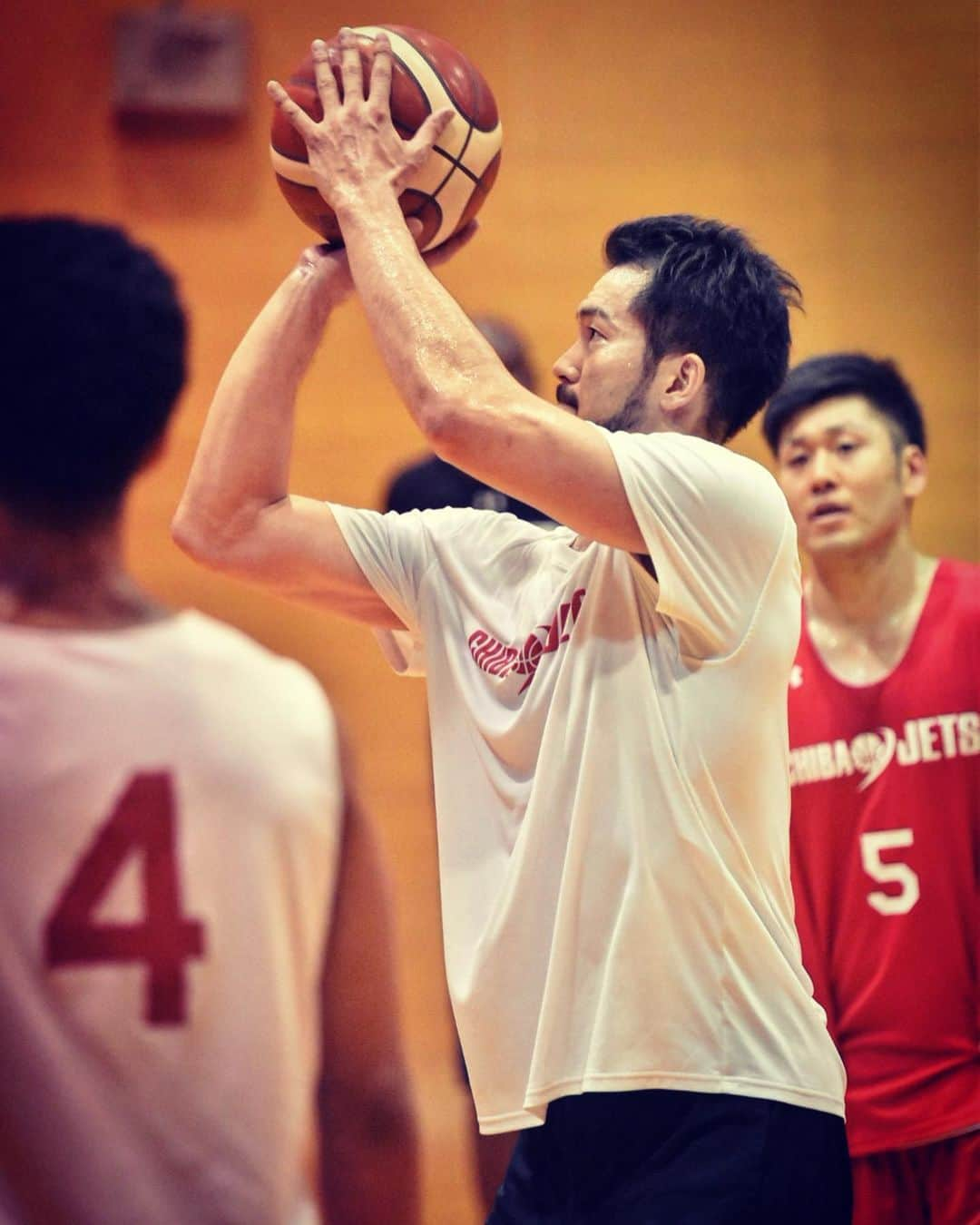 千葉ジェッツさんのインスタグラム写真 - (千葉ジェッツInstagram)「練習風景📸 #chibajets #Bリーグ #basketball #バスケ #縦写真 #千葉ジェッツ #Bleague #練習 #アグレッシブ #ディフェンス #リバウンド」10月9日 16時41分 - chibajets_official