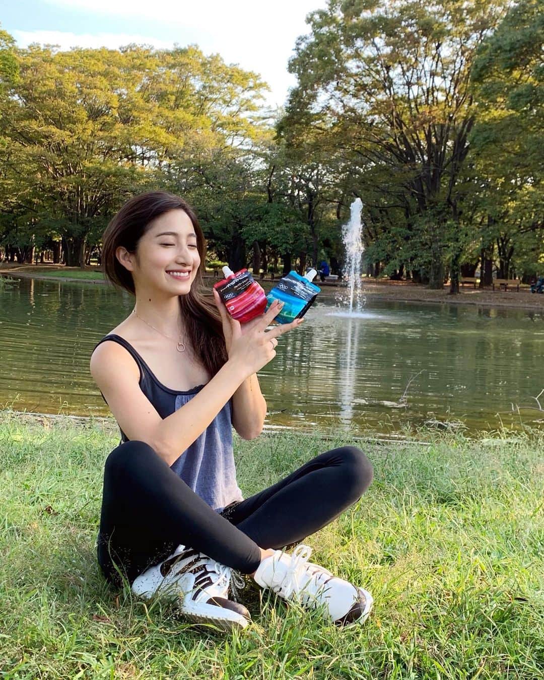 のインスタグラム：「． こんにちは😌 代々木公園でワークアウトしてから 友達と公園をぐるぐるとお散歩DAY🚶‍♀👟 ． 突然ですが質問です🙋‍♀‼️ みなさんは運動前と運動後に 摂るもので気をつけていることはありますか？ ． 私は今もですが現役時代の時は特に運動前は 消化がよくエネルギー源になるもの、 運動後は身体の疲労回復に繋がるもの を必ず摂っていました💪 ． 今回、日本コカ·コーラさんから 9月30日から発売された パワーエイドは粉タイプでも ドリンクタイプでもなく ゼリー飲料になっているので とっても飲みやすくなってます👏 ． 2種類ある中で、、、 赤い方(フルパワーショット)は スポーツ時のパフォーマンスを サポートするための持続性エネルギー源 パラチノース® 5000mgと アラニン1500㎎が入っています💪‼️ ． 青い方(リカバリーショット)は リカバリーを素早くサポートするための ホエイプロテイン5000㎎と クエン酸1200㎎入っています🌿‼️ ． 運動時のパフォーマンスを よりよくしたい方！！ ジム、ラン、ヨガ、ボクササイズ などの前や運動後に何を摂ったら いいかわからなかった方！！ などなどパワーエイドを 是非一度試してもらいたいです😌‼️ 手軽さももちろん！ 味も美味しいのでオススメです❤️ ． #POWERADE  #パワーエイド  #どこまでいけるか  #PR #ワークアウト女子 #スポーツ女子 #筋トレ女子 #ダイエット #栄養士」